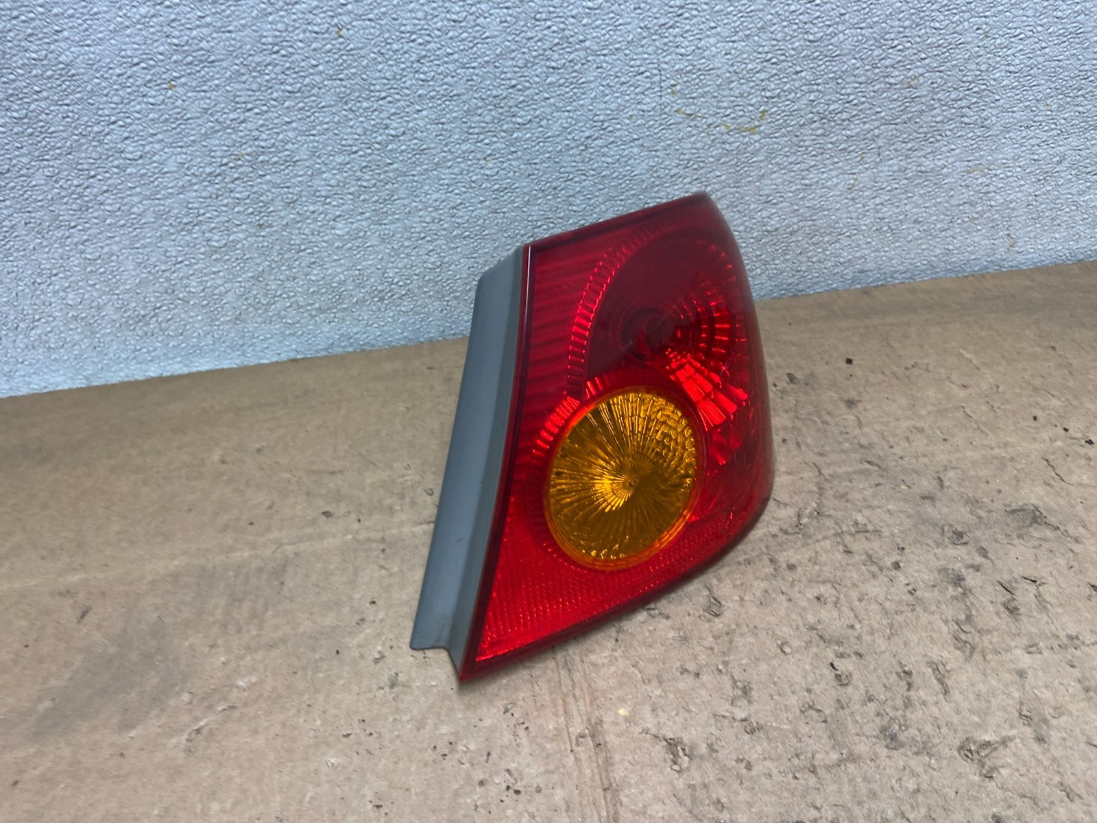 2003 to 2005 Toyota Corolla Right Passenger RH Side Tail Light Oem Y7140 DW2