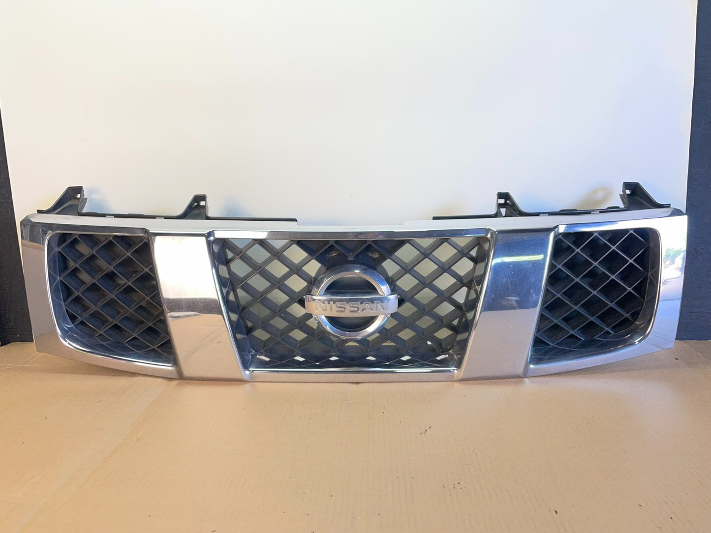 2004 to 2007 Nissan Titan Armada Front Upper Grill Grille AG3108 DG0