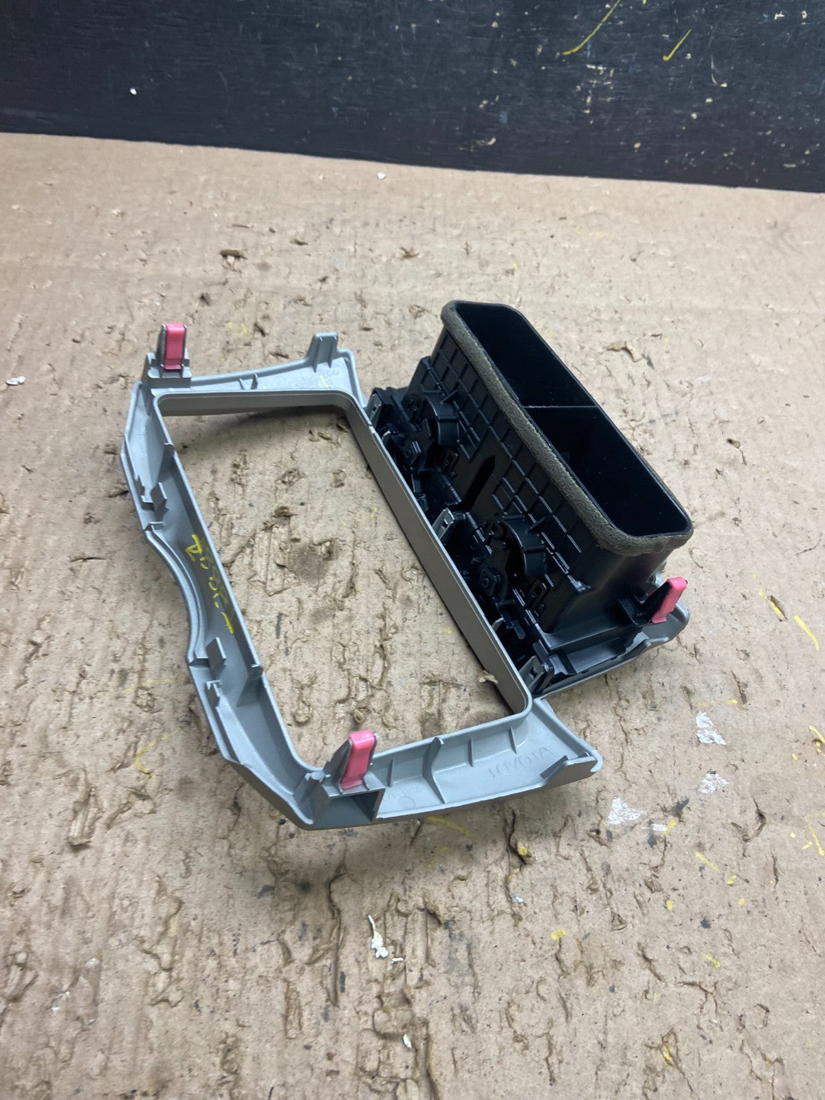 2009 - 2012 Toyota Yaris Radio Stereo CD Player Bezel With Vents T8887 DG4