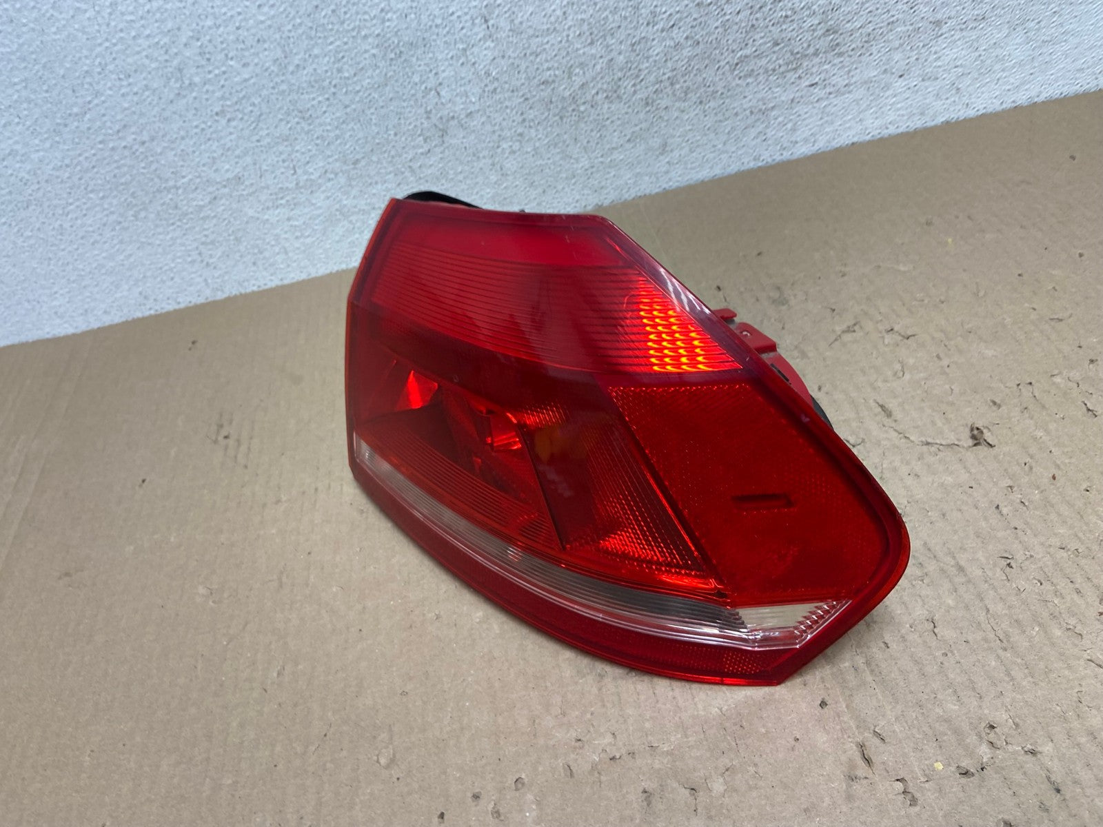 2012 to 2015 Volkswagen Passat Right Passenger Rh Side Tail light AE9725 LK1