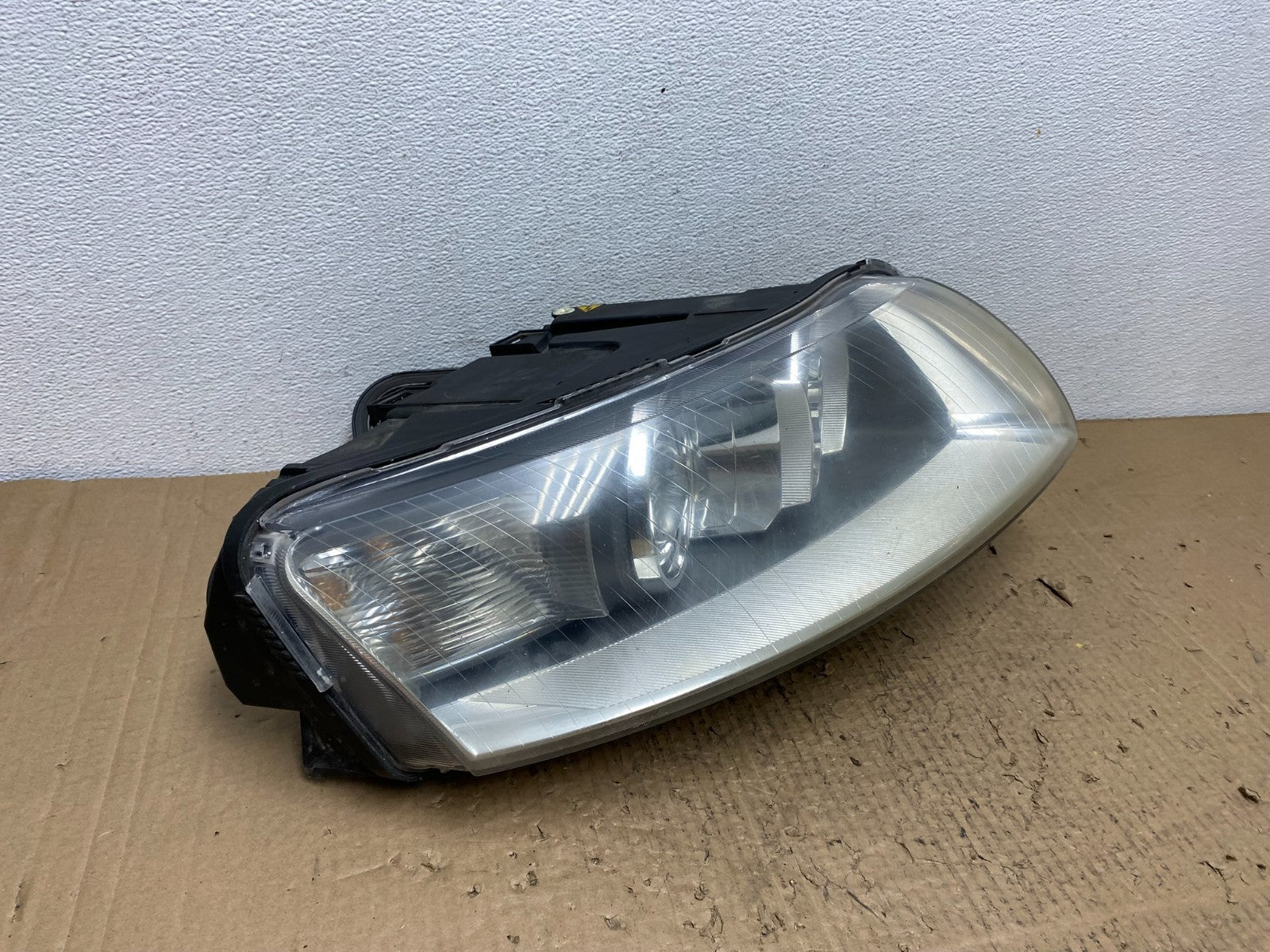 2005 to 2008 Audi A6 Right Passenger Side Headlight Xenon HID OEM AC5517 DW2