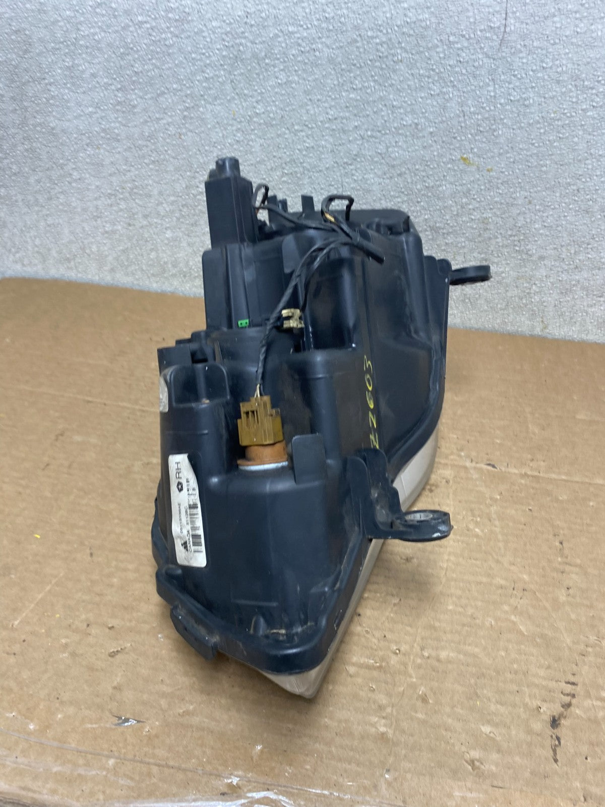 2011 to 2016 Chrysler Town and Country Right Passenger Headlight Z2603 DW9