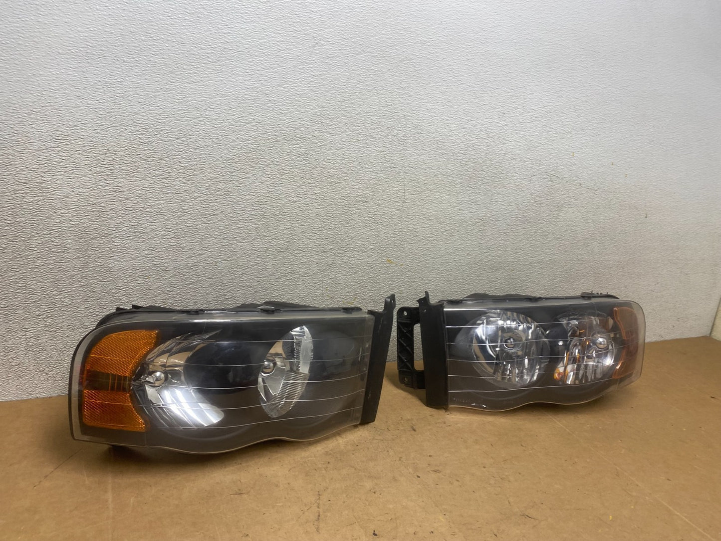 2002 to 2005 Dodge Ram Left+Right Side Halogen Headlights X5331 DW2