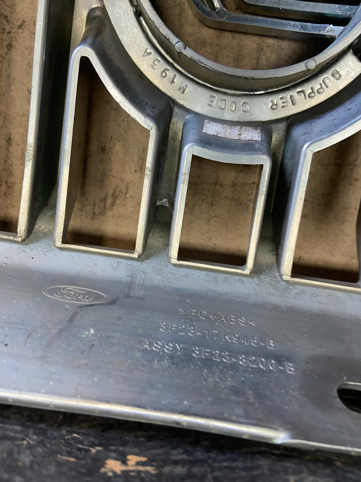 2004 to 2007 Ford Freestar Front Grill Grille 3F23-17K945 OEM Q5943 DG12