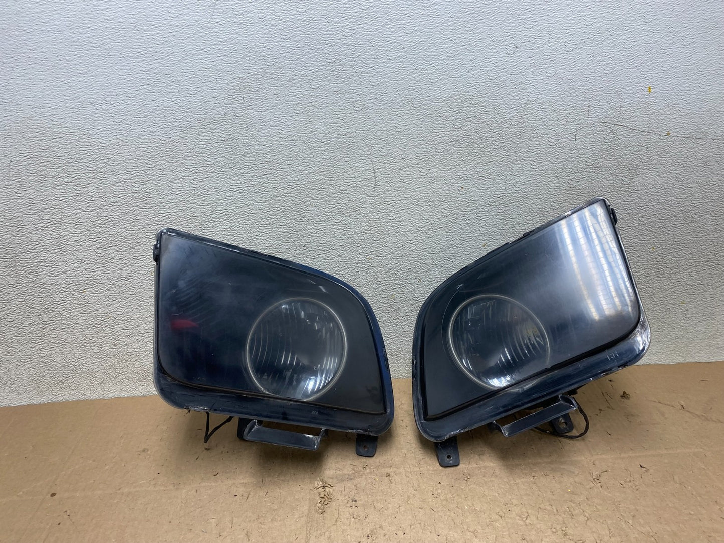 2005 to 2009 Ford Mustang Left+Right Set Side Black Halogen Headlight W2958 DW0