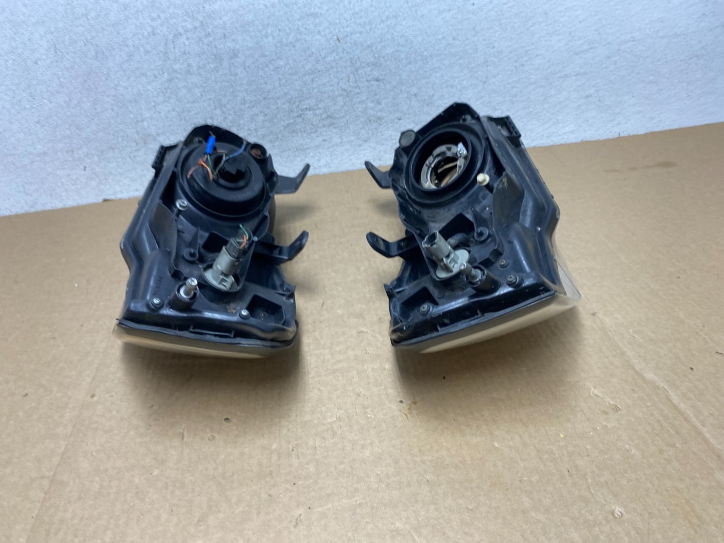 2000 to 2001 Nissan Maxima Left + Right Set Halogen Headlights AF9527 DW9