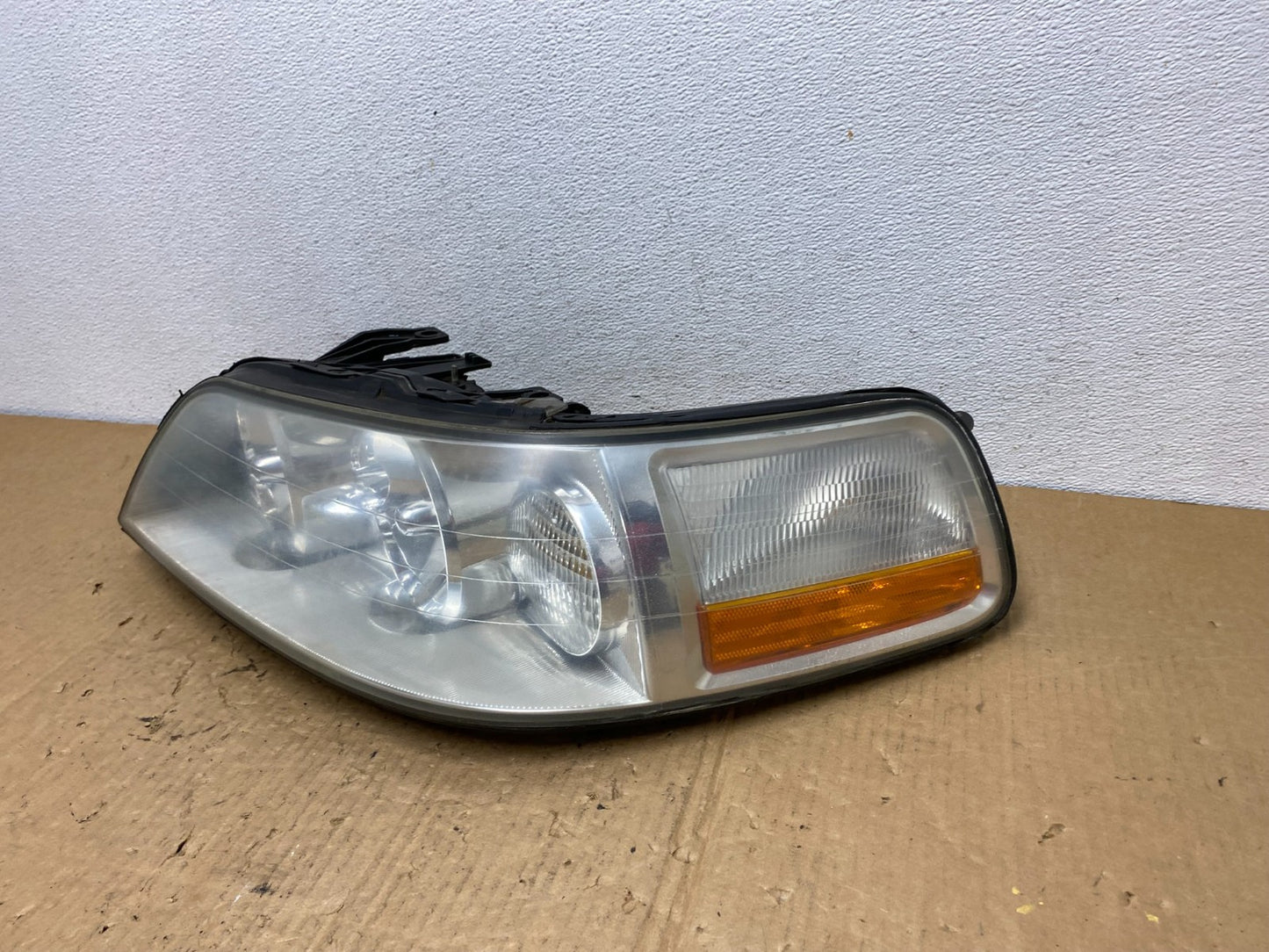 2005 to 2011 Lincoln Town Car Left Driver LH Side Headlight AC8133 DW1