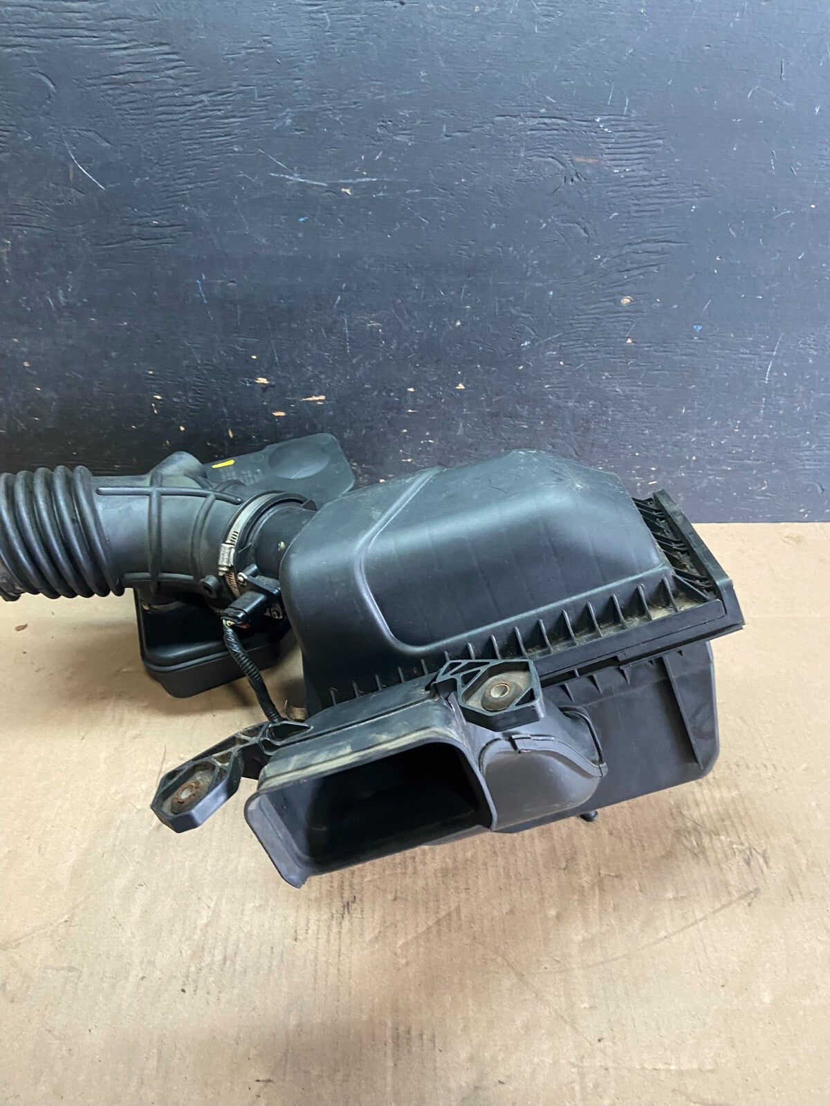 2007 to 2010 Lincoln MKX 3.7L Air Cleaner Box Resonator OEM O0857 DG2