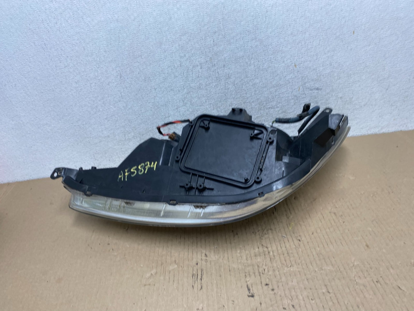 2004-2005 Toyota Sienna Right Passenger Halogen Headlight AF5874 DW6