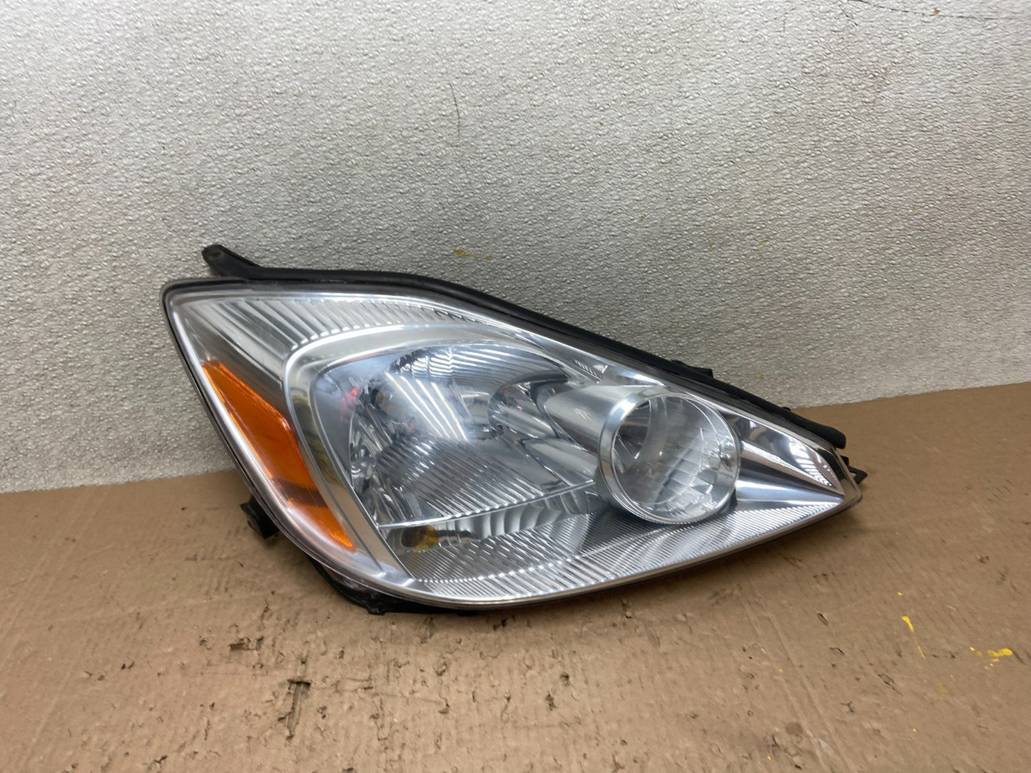2004-2005 Toyota Sienna Right Passenger Halogen Headlight TYC Y0341 DW0