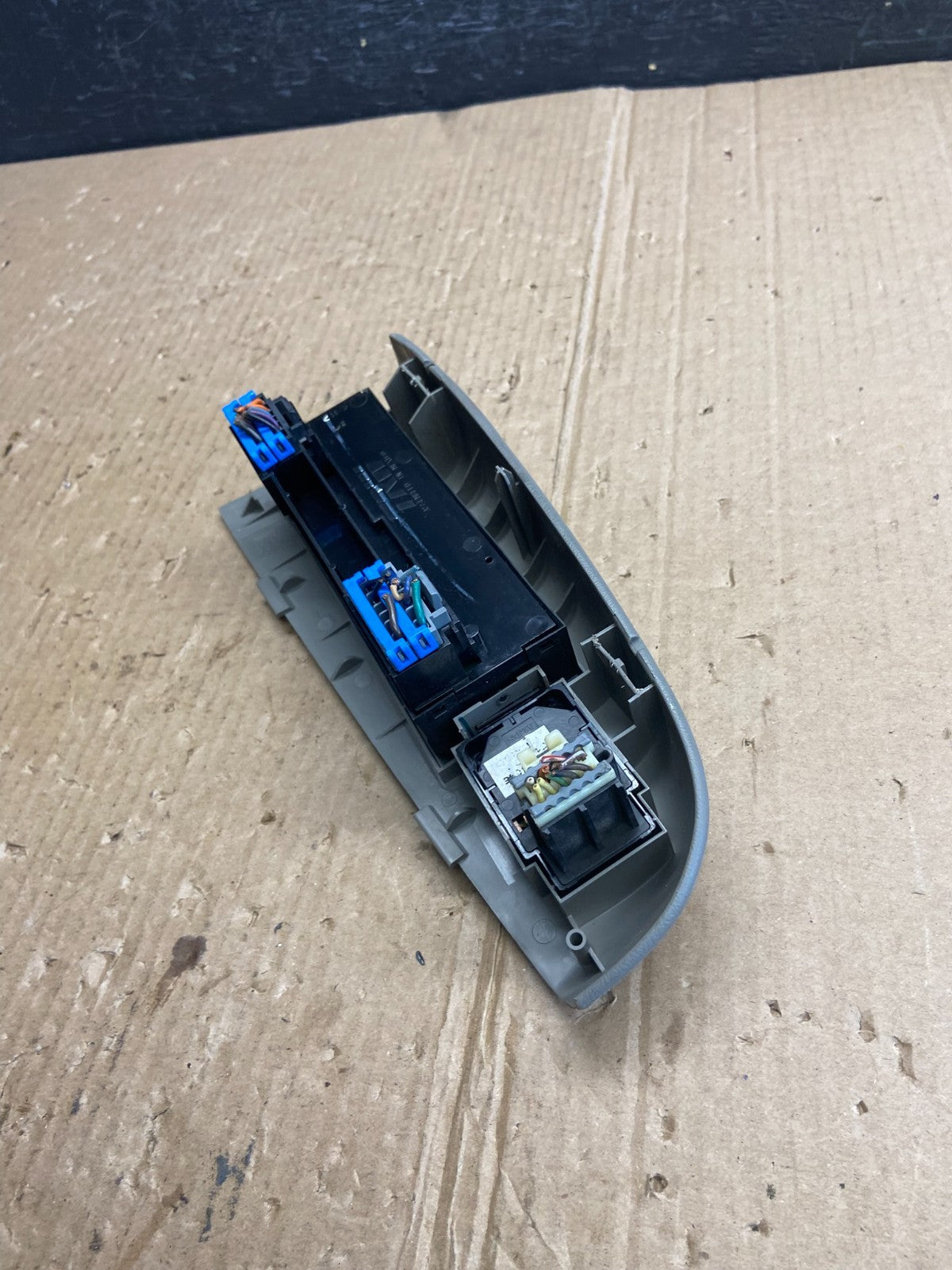 2000 to 2002 Tahoe Yukon Suburban Silverado Master Power Window Switch AE4017 DG4
