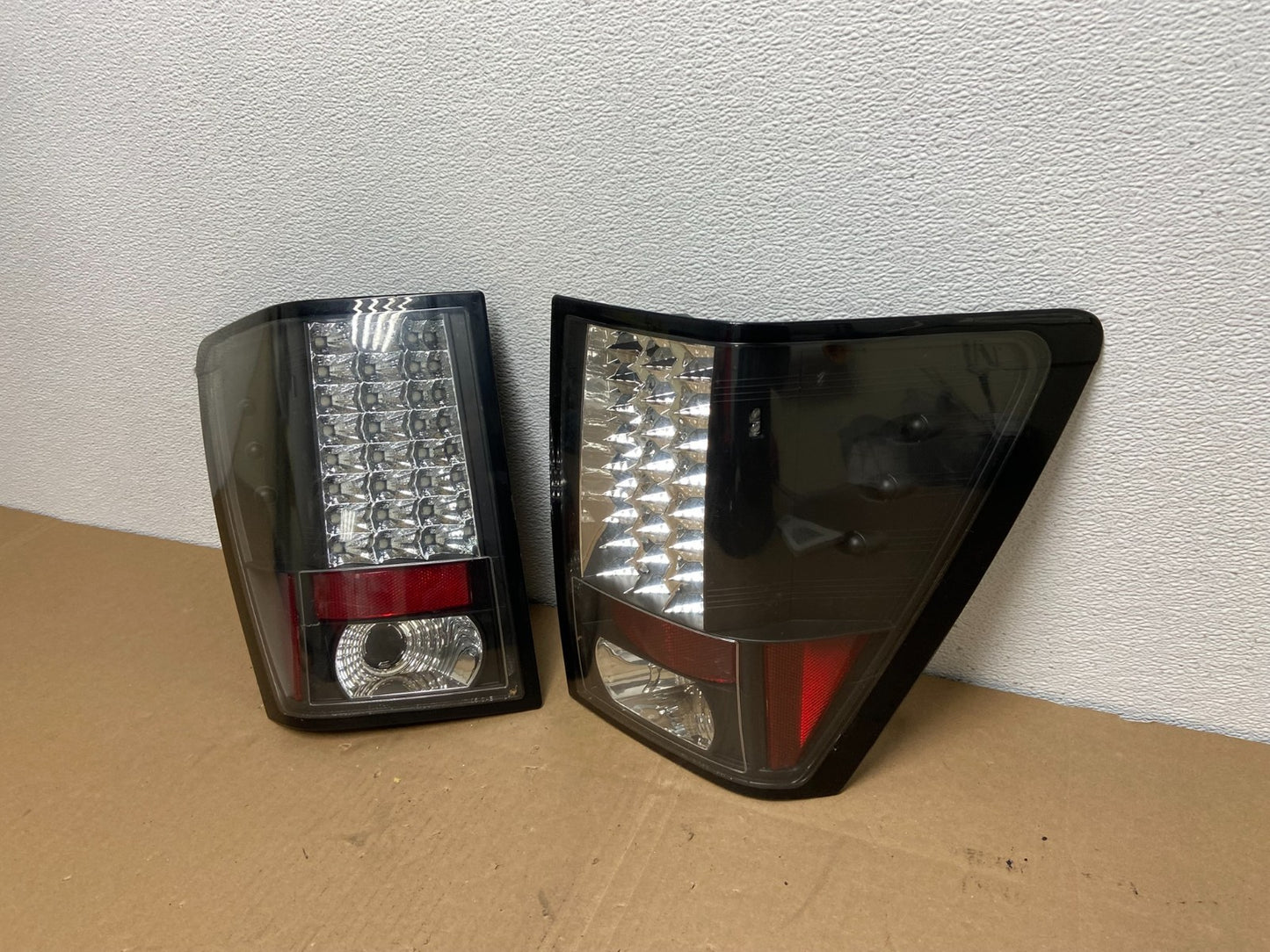 2005-2006 Jeep Grand Cherokee Left+Right Set Black LED Tail Lights AB6358 DG1
