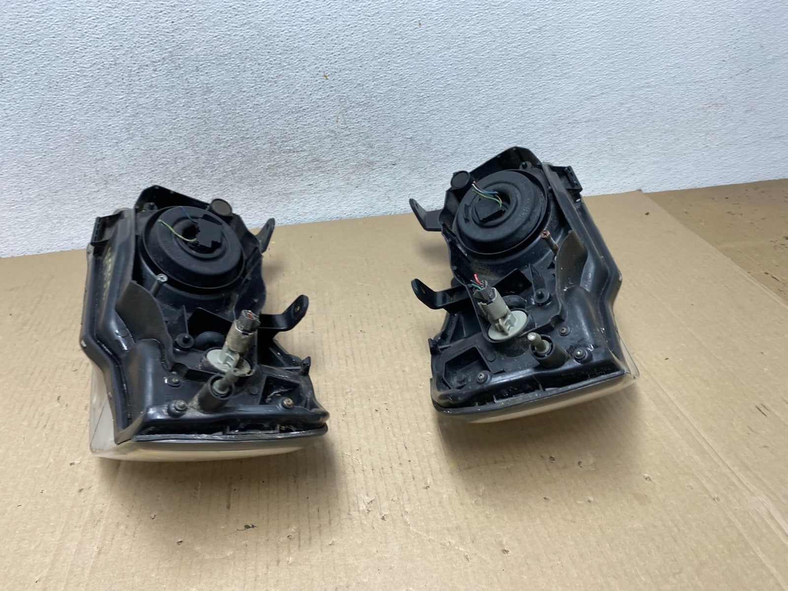 2000 to 2001 Nissan Maxima Left + Right Set Halogen Headlights AF5852 DW7