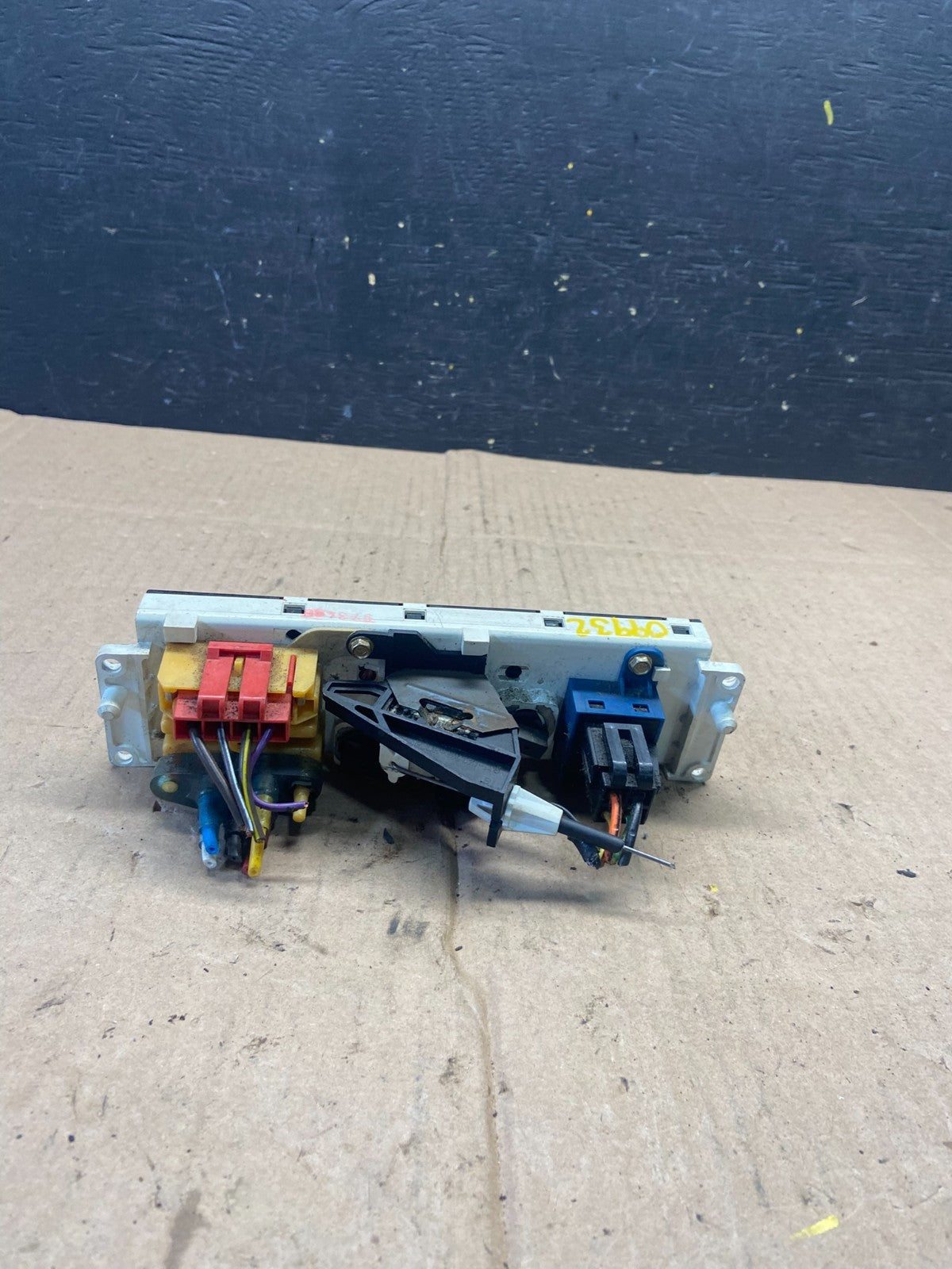 1995 to 1997 Ford Crown Victoria A/C Control o9932 DG4