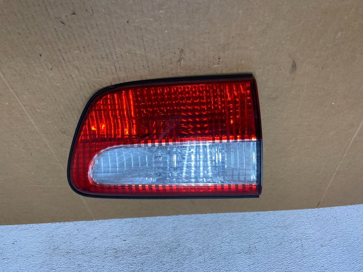 2001 - 2003 Toyota Sienna Right Passenger Rh Side Inner Tail Light AD9094 DW0
