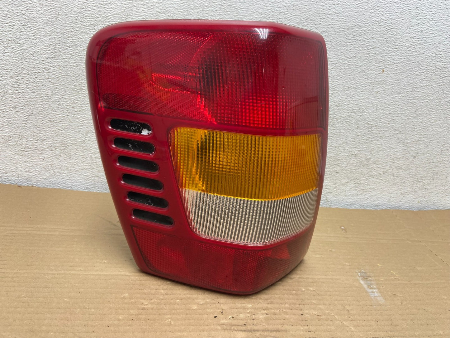 1999 - 2004 Jeep Grand Cherokee WJ Left Driver Lh Tail Light AG8966 DW0