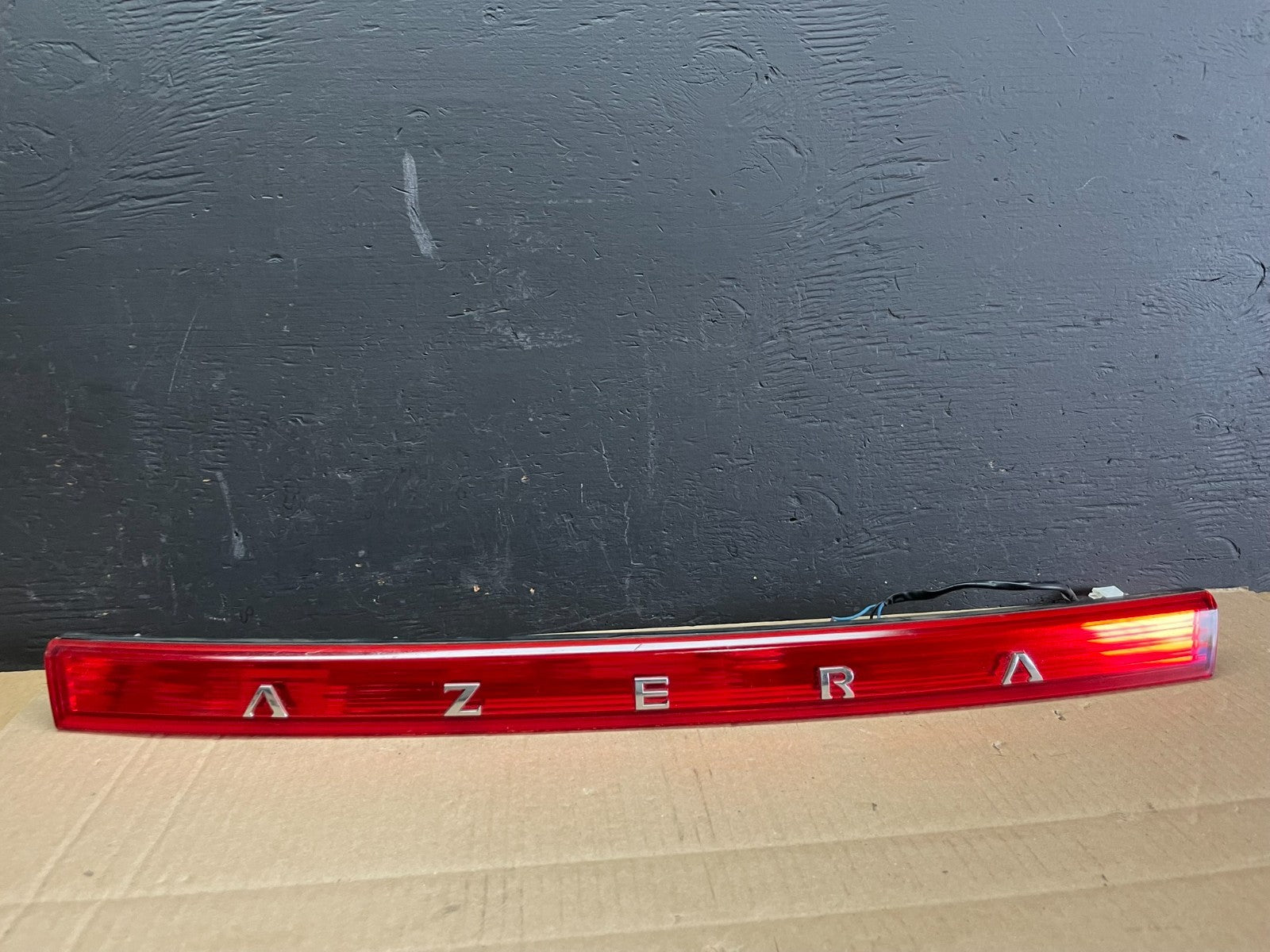 2006 to 2009 Hyundai Azera Trunk Center Tail Light License W/Emblem AB7607 DG0