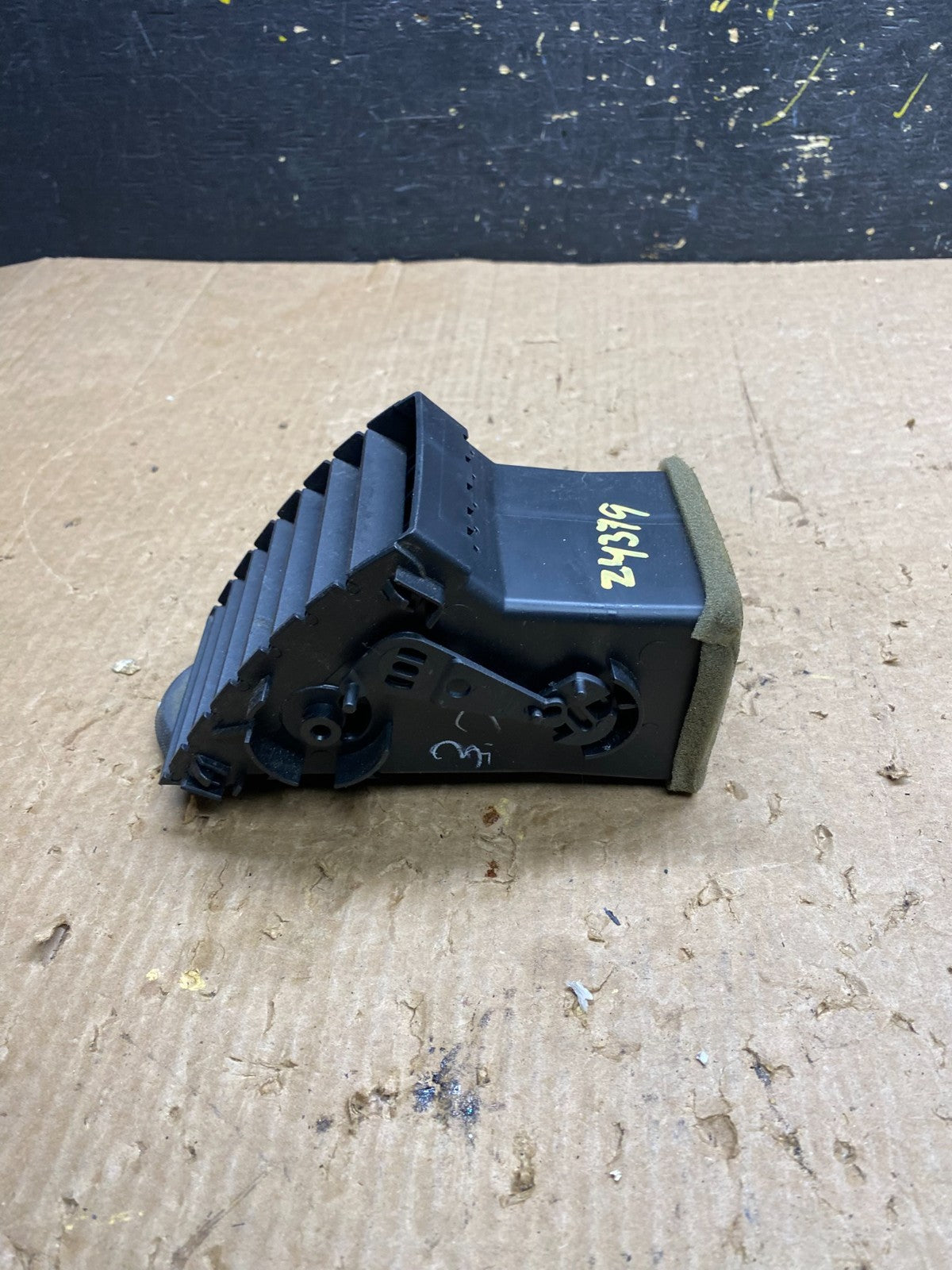2006 to 2011 Cadillac DTS Dash Right Air Vent  OEM Z4379  DG2