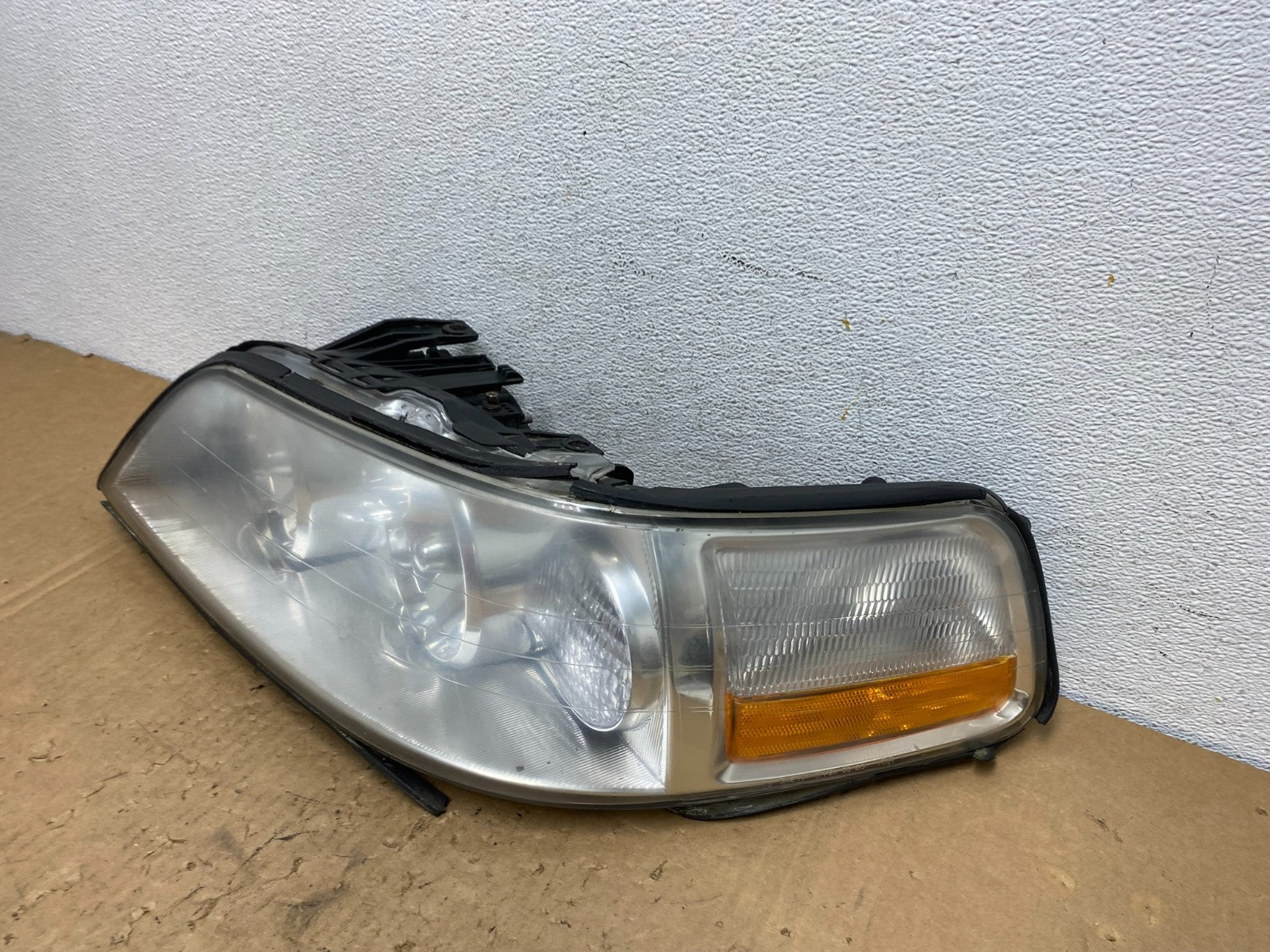 2005 to 2011 Lincoln Town Car Left Driver LH Side Headlight AD3298 DW1