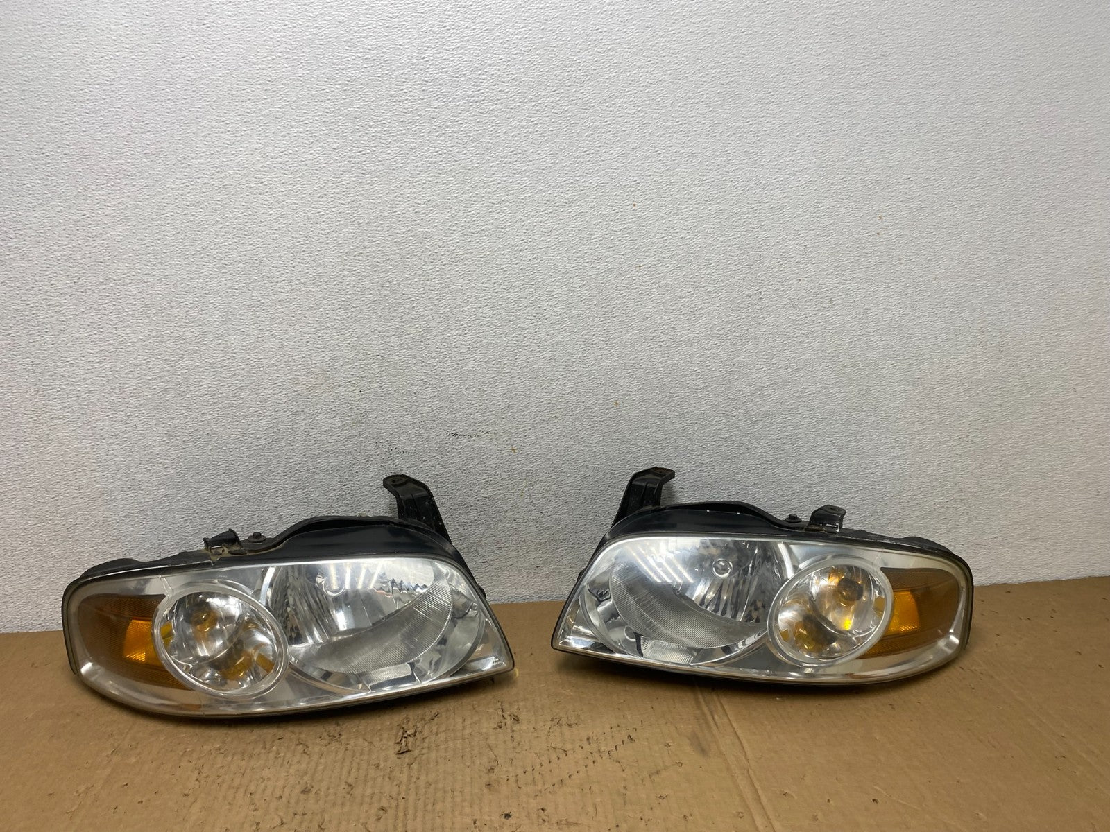 2004 - 2006 Nissan Sentra Halogen Left+Right Headlights AD2467 DW0