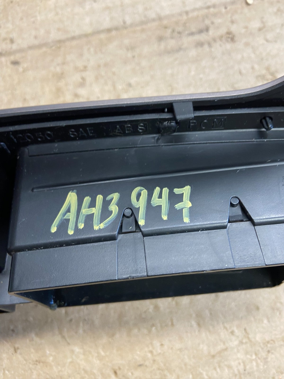 1999 to 2004 Jeep Grand Cherokee Center Dash Radio Bezel Trim ah3947 DG5