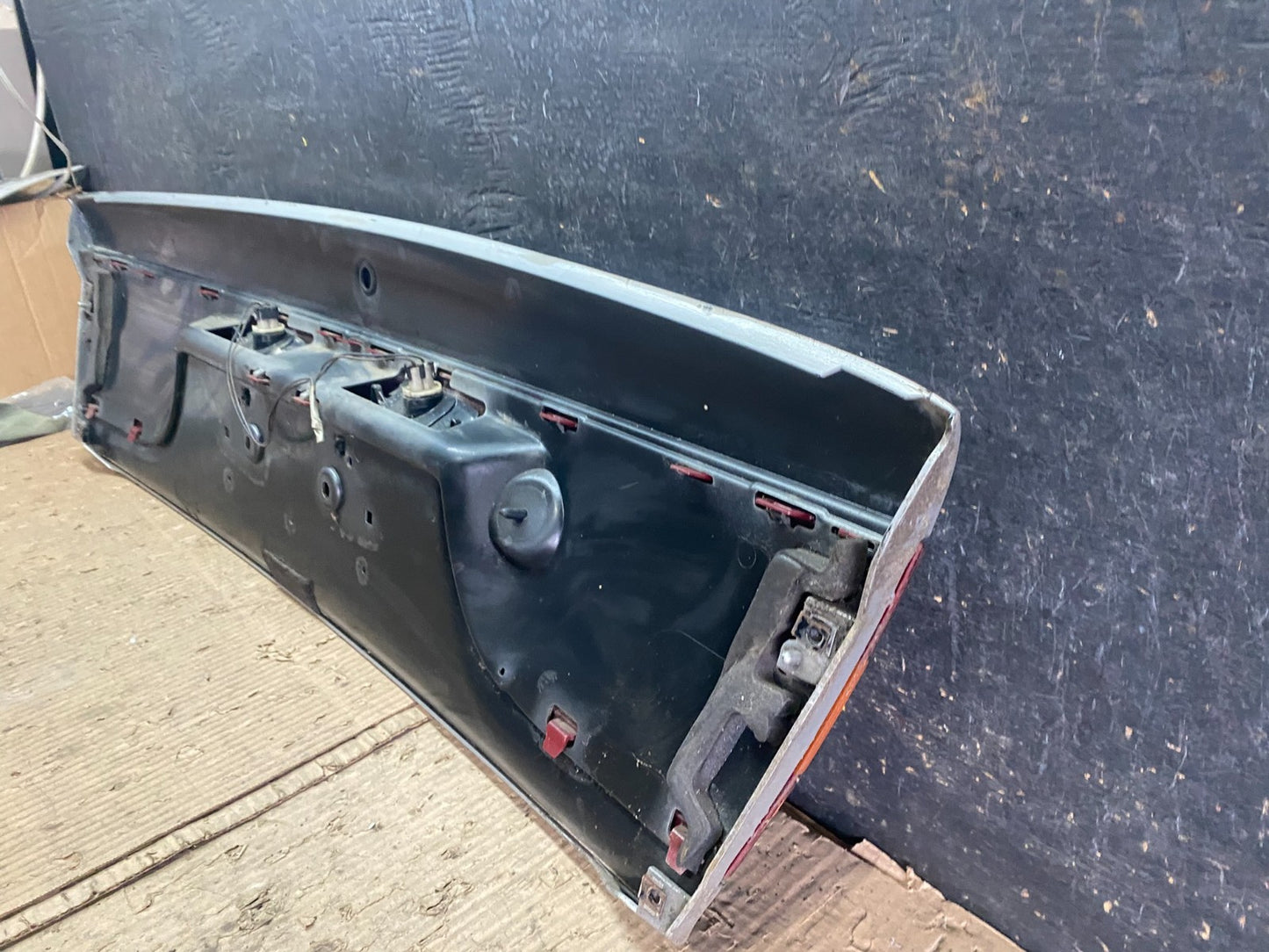 2000-2002 Saturn SL2 Sedan Center Tail Light Lid Trunk Rear Panel  V6799 DG8