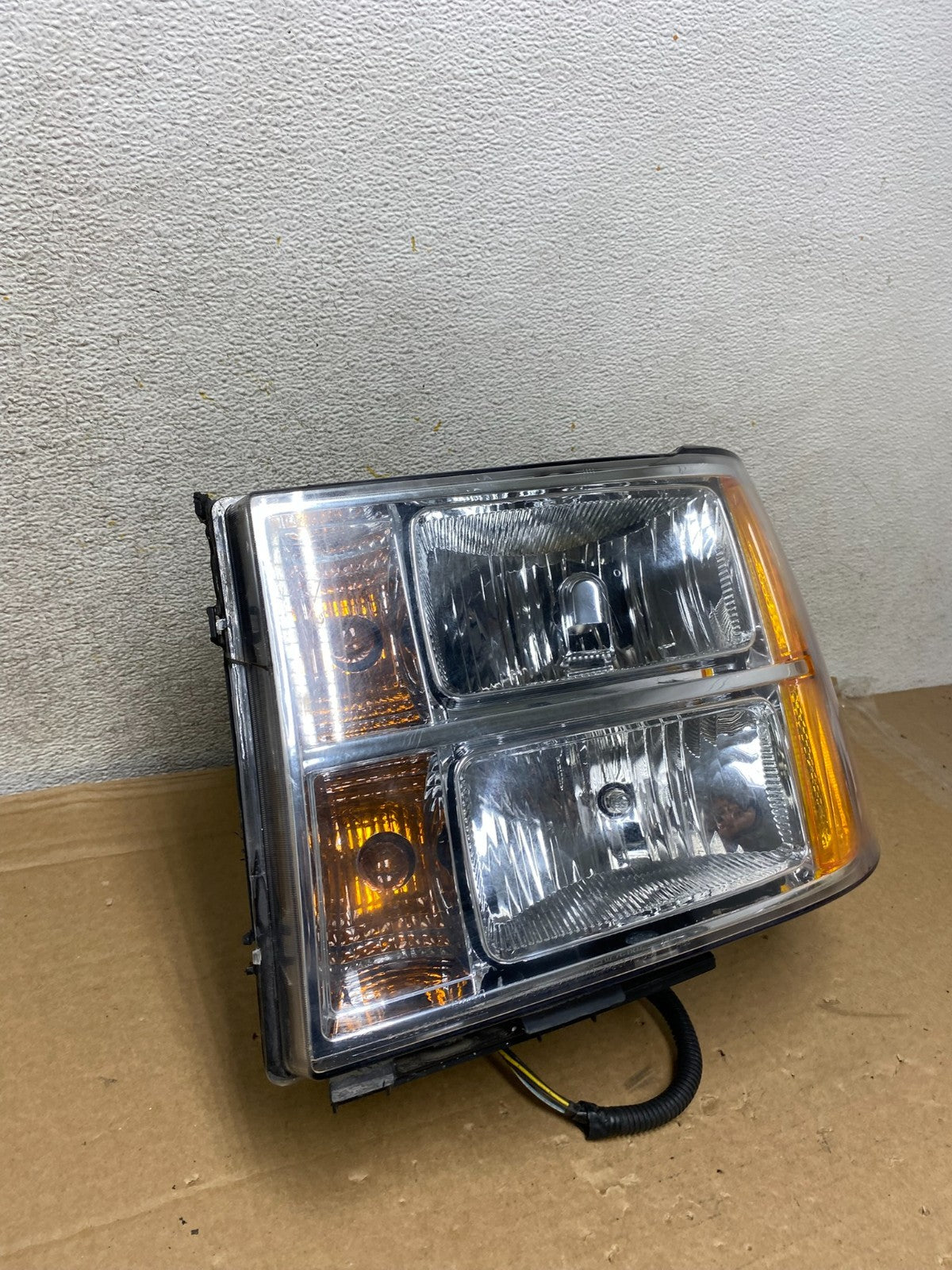 2007 - 2014 GMC Sierra Left Driver LH Side Halogen Headlight AH8260 DW1