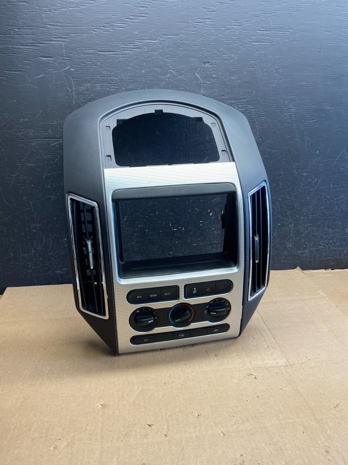 2007 - 2010 Ford Edge Heater Climate Control Radio Control Dash Bezel ai3234 DG0