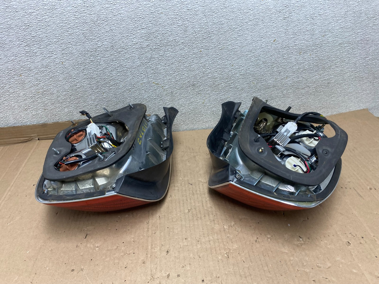 2004 2005 Hyundai XG350 XG Left+Right Tail Lights Oem U7207 DW5