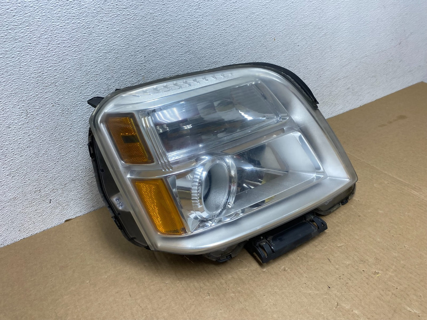 2010 to 2015 GMC Terrain Halogen Passenger Right Rh Side Headlight AF9556 DW2