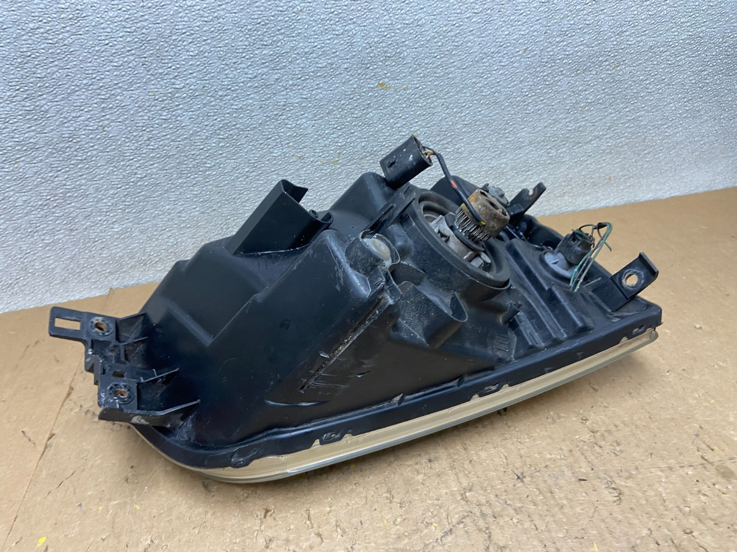 2004 - 2008 Mitsubishi Endeavor Headlight Left Driver Lh Side OEM Z9551 DW6