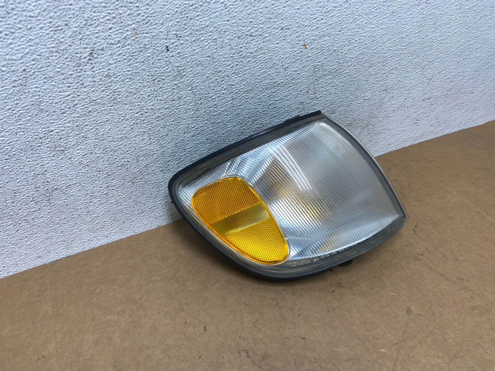 1998 to 2000 Toyota Sienna Right Turn Signal Side Marker Lamp AB2358 DW2