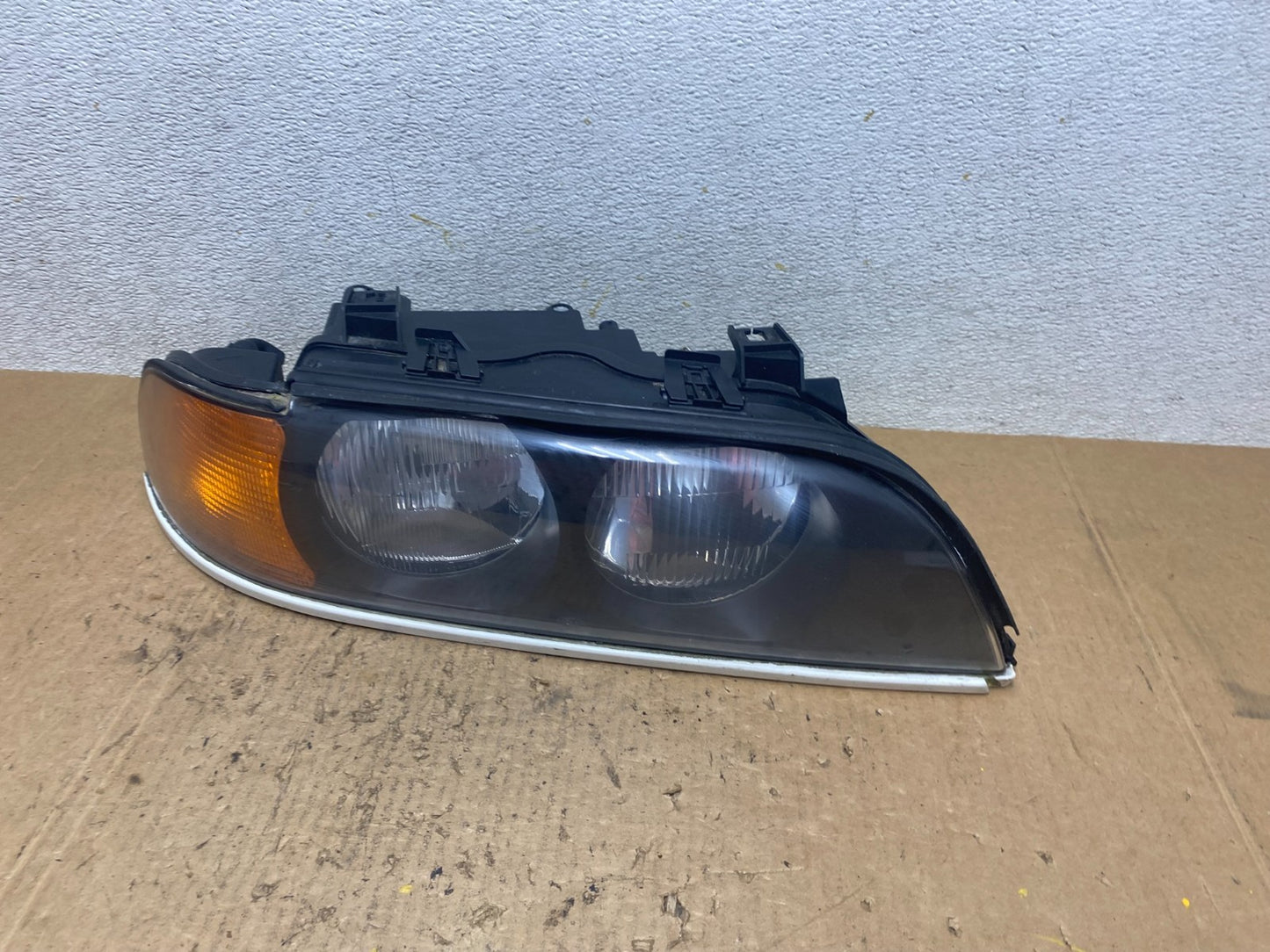 1997 - 2000 BMW E39 5 Series Headlight Right Passenger RH Halogen OEM Q7977 DW1