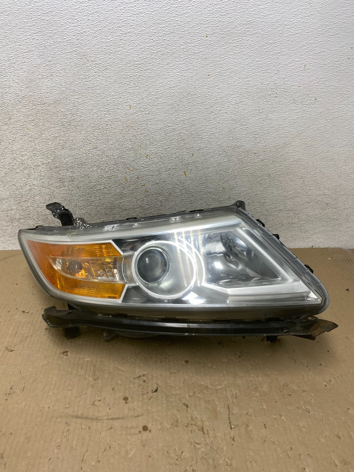 2011 to 2013 Honda Odyssey Front Right Passenger Headlight Halogen AH6883 DW0