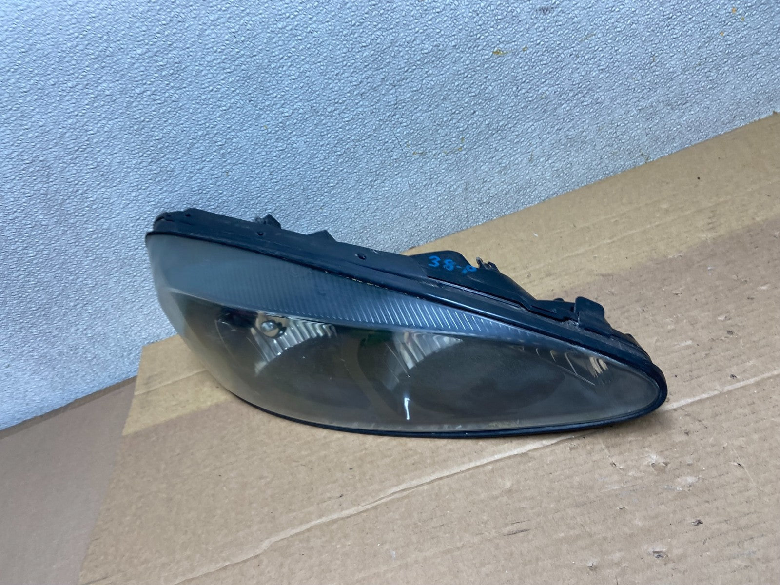 2004 to 2008 Pontiac Grand Prix Right Passenger Black Headlight AB5124 DW1