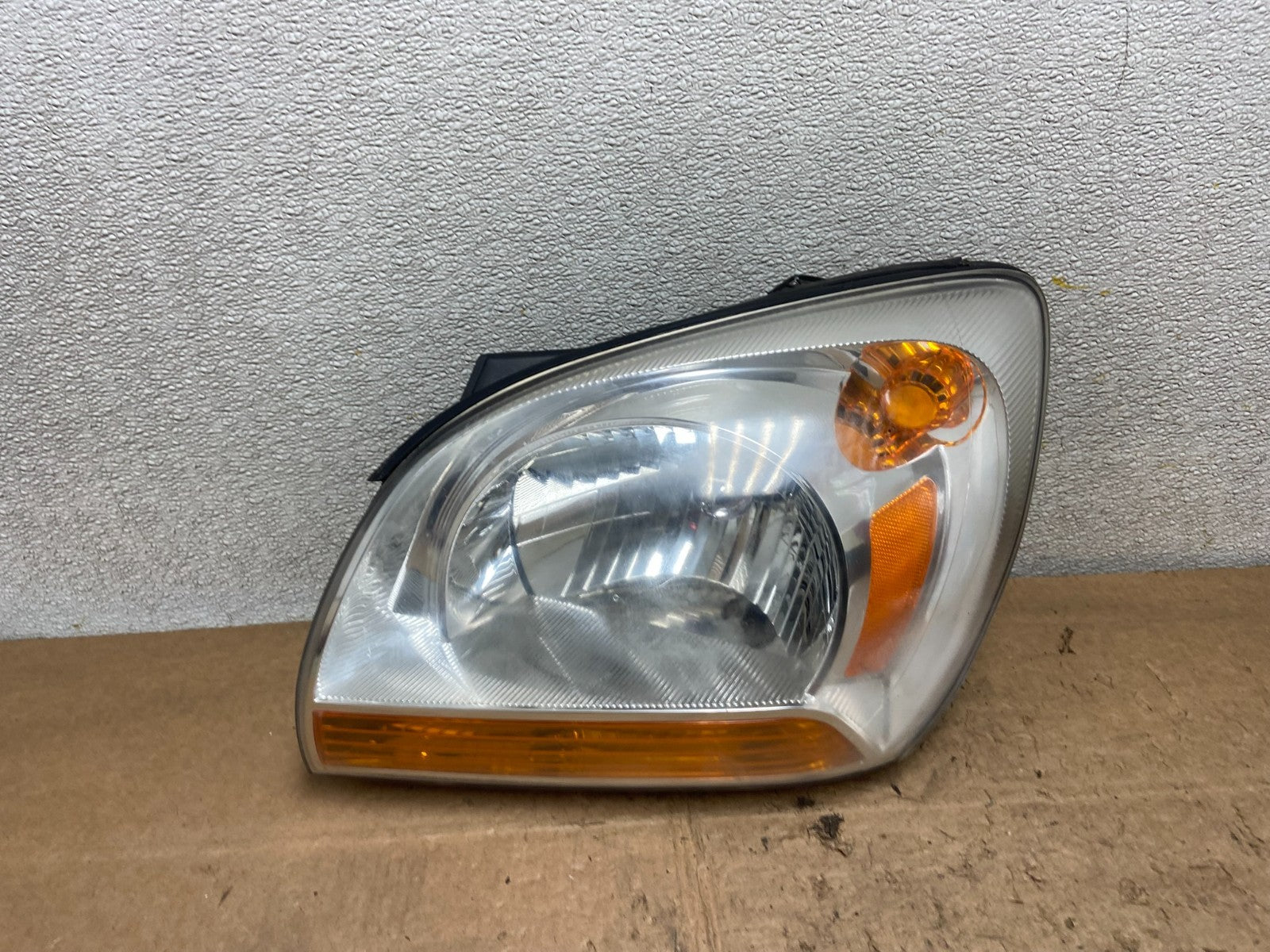 2005 to 2006 Kia Sportage Left Driver LH Halogen Headlight Y7013 DW0