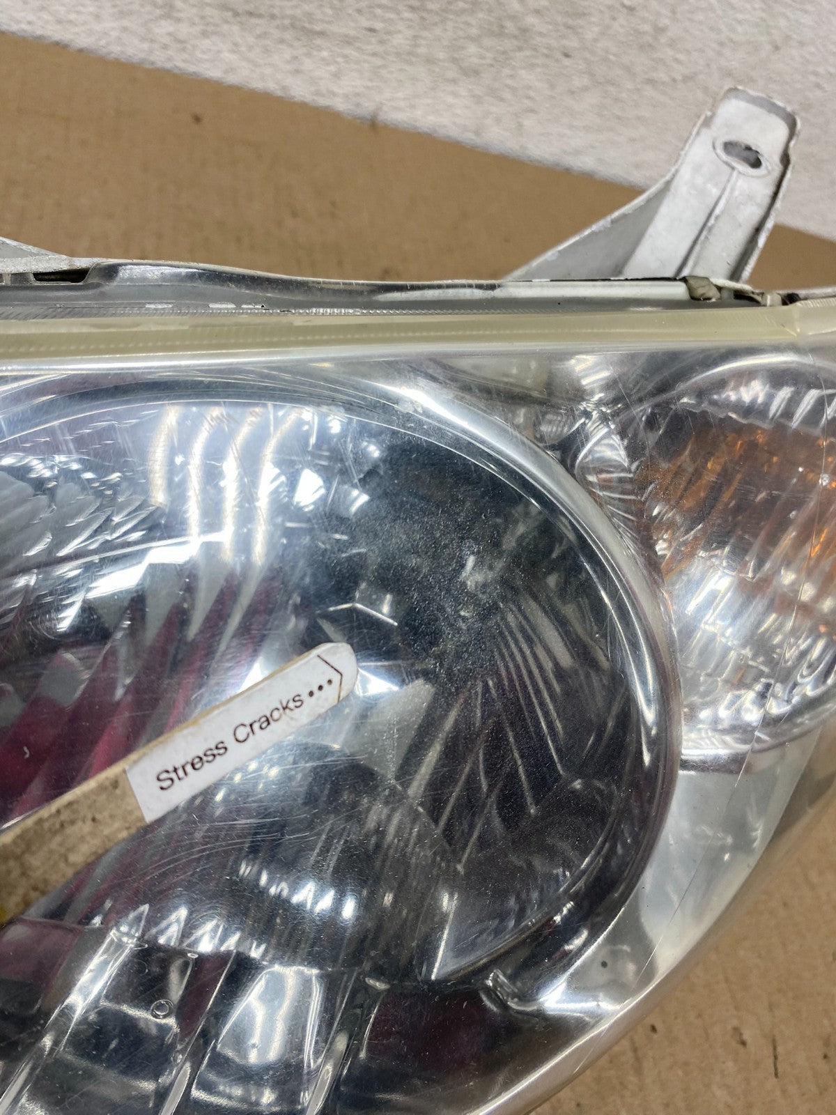 2005 to 2008 Pontiac Vibe Left Driver LH Side Headlight Halogen AG7975 DW4