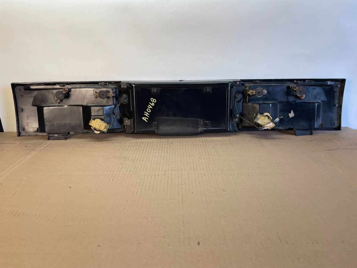 1992 1993 Chevrolet Cavalier Rear Trunk LID Center Tail Light AH0468 DG5
