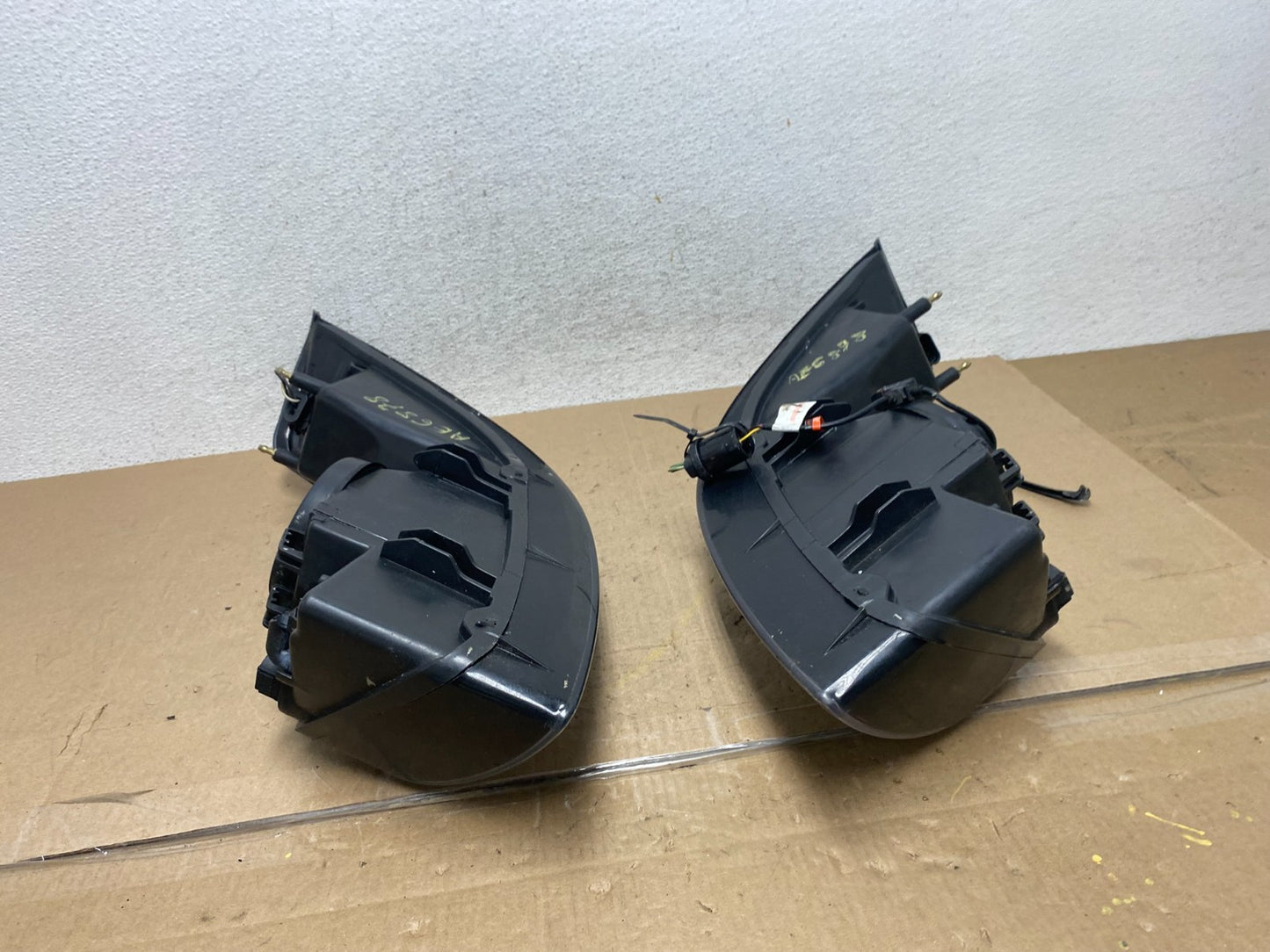 1999 to 2004 Ford Mustang Left+Right Set Side Black Headlights AE6878 DW8