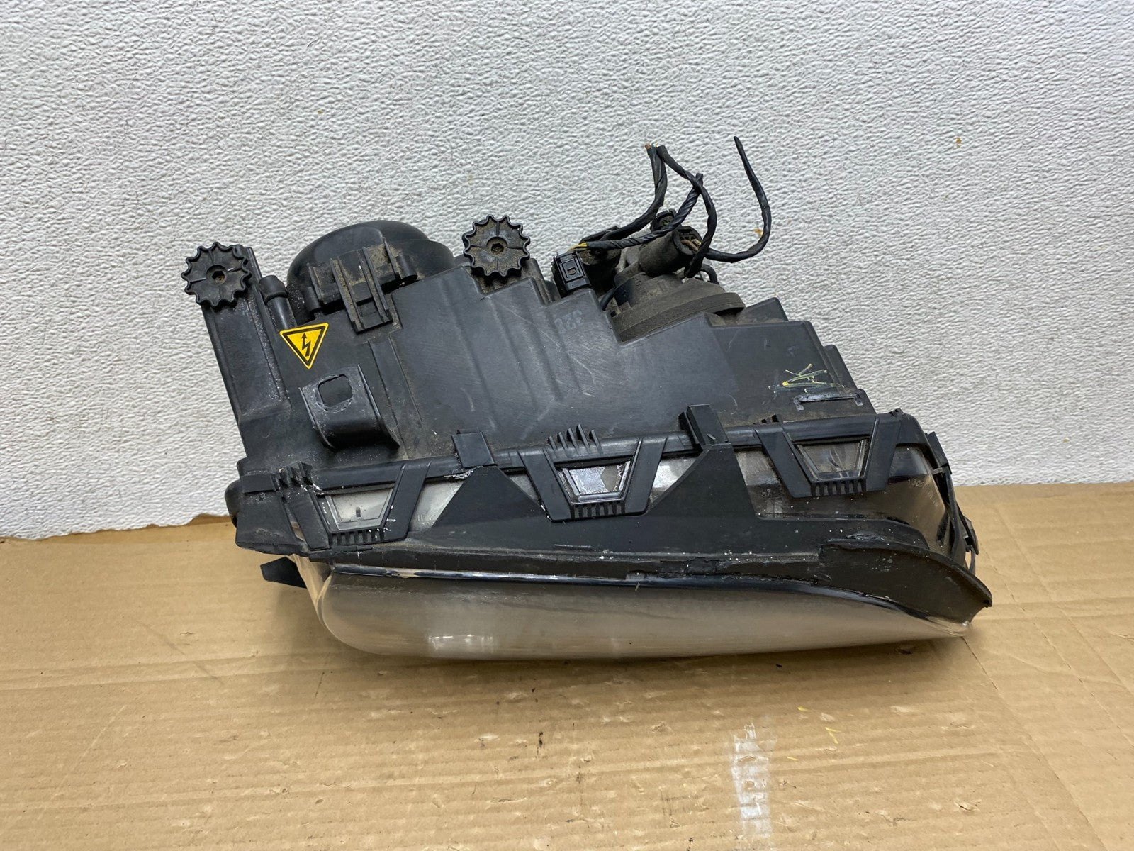 2002 - 2005 BMW 3 E46 Sedan Right Passenger RH Xenon HID Headlight AG9050 DW7