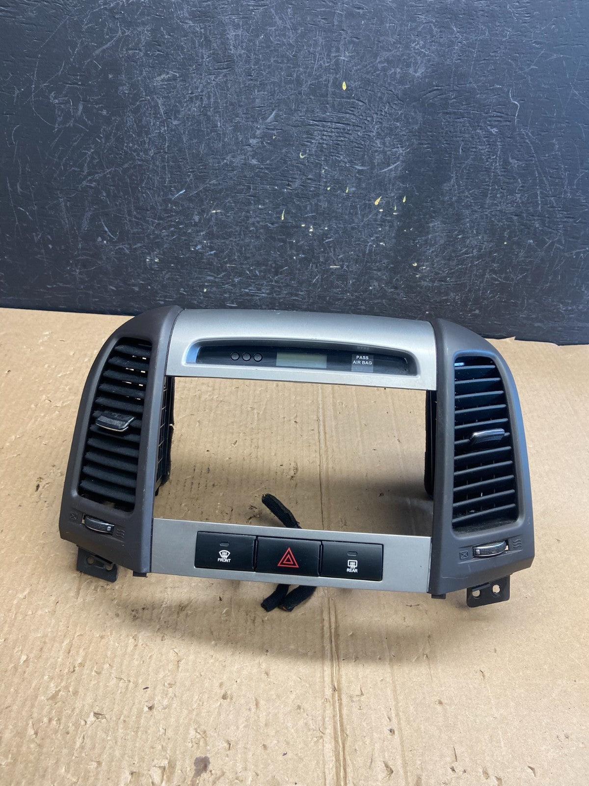 2007 to 2009 Hyundai Santa Fe Center Dashboard Radio Bezel Trim AE4029 DG0