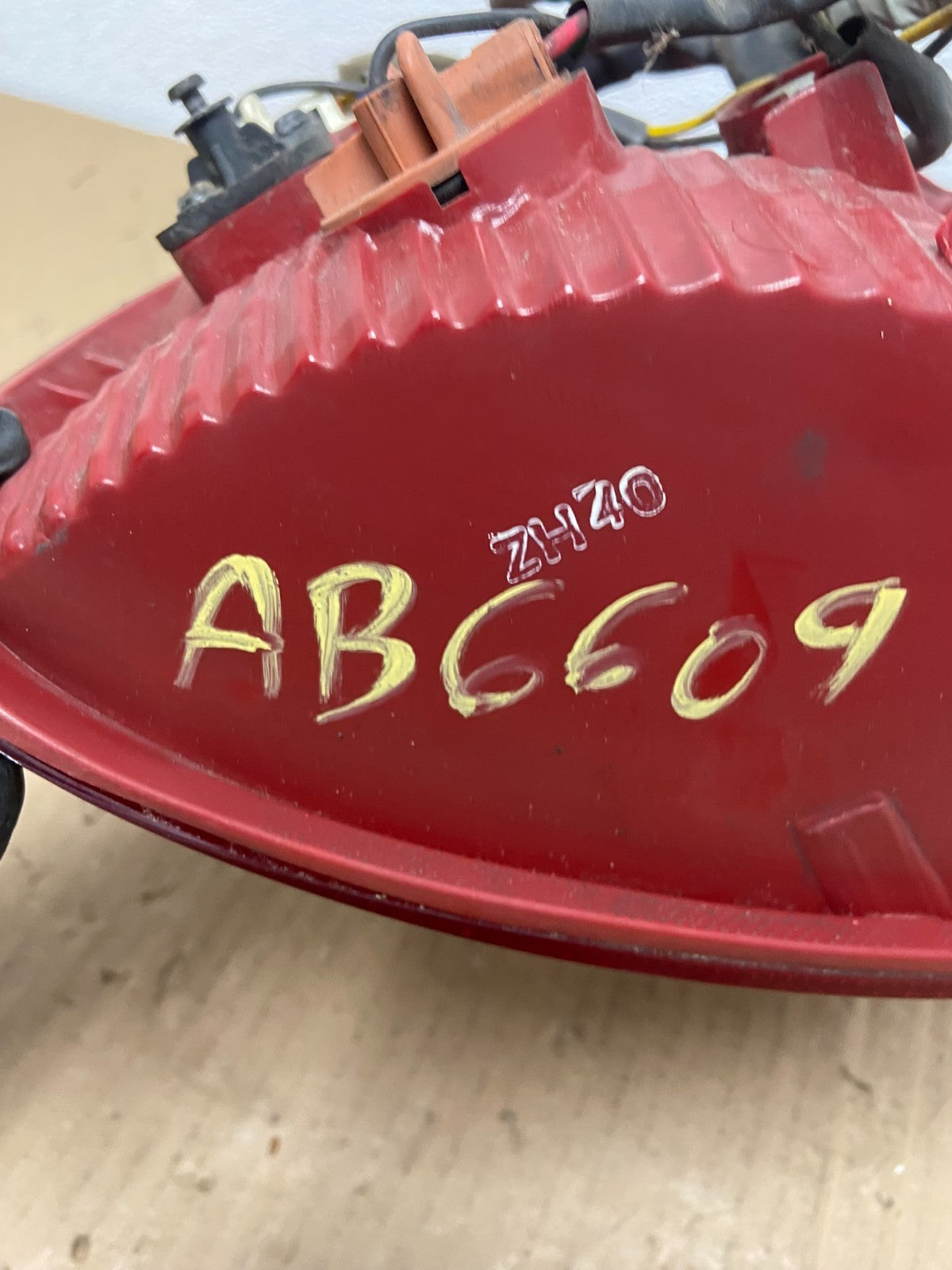 2003 2004 2005 Kia Sedona Right Passenger RH Side Tail Light OEM AB6609 DW7