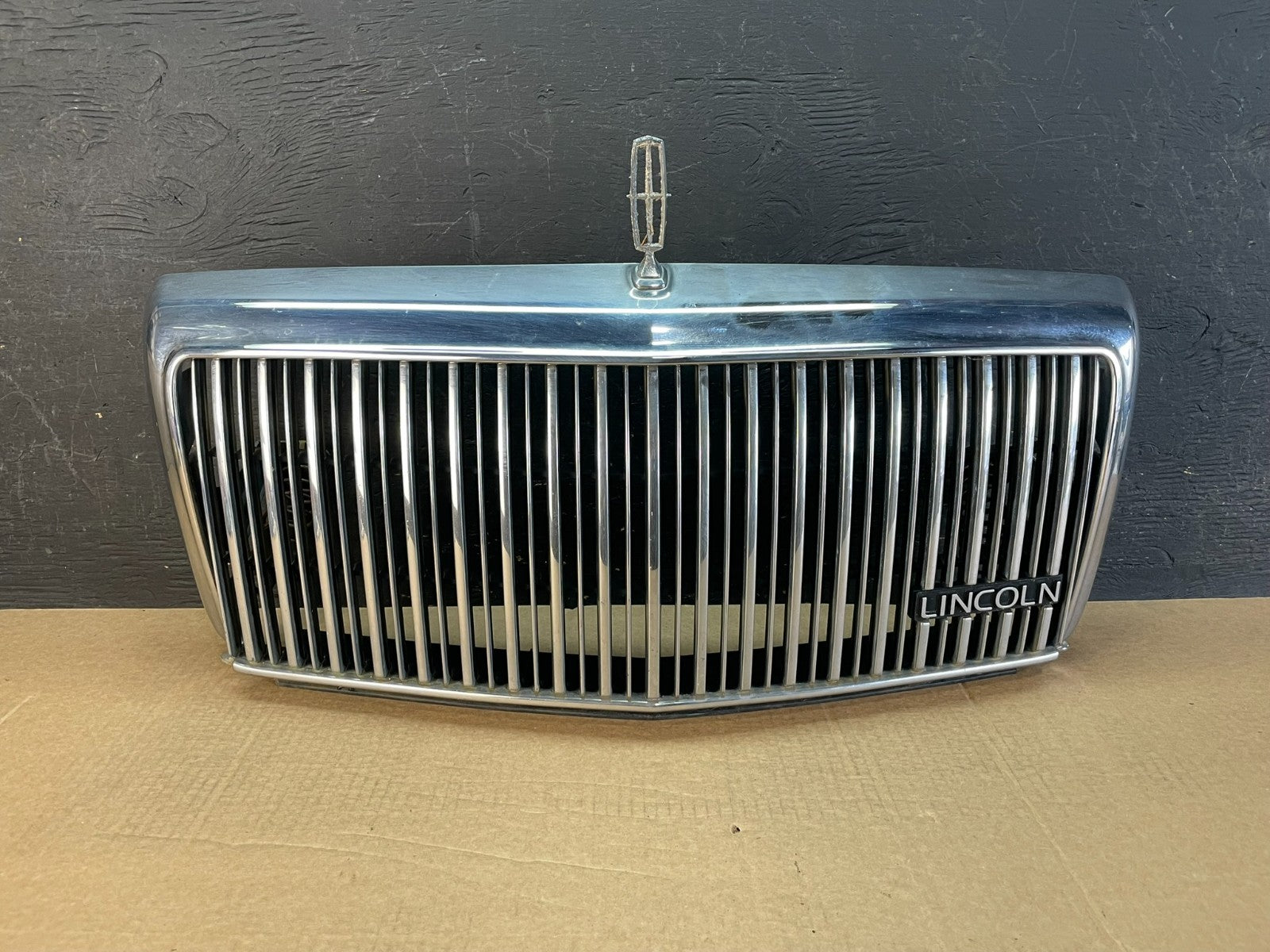 1995 to 1997 Lincoln Town Car Front Upper Grille Grill Chrome W/Emblem af5199 DG0