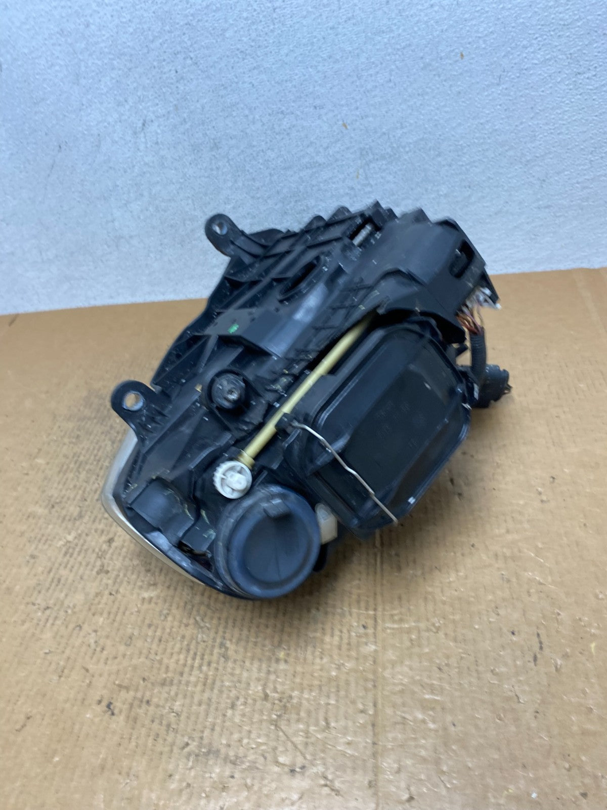 2004 to 2007 Volkswagen Touareg Right Passenger Halogen Headlight AE2785 DW11