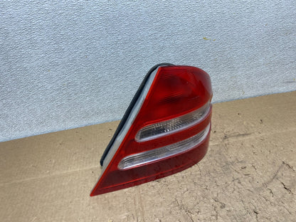 2001-2004 Mercedes-Benz C230 C240 W203 C-Class Right Passenger Tail Light Z11672