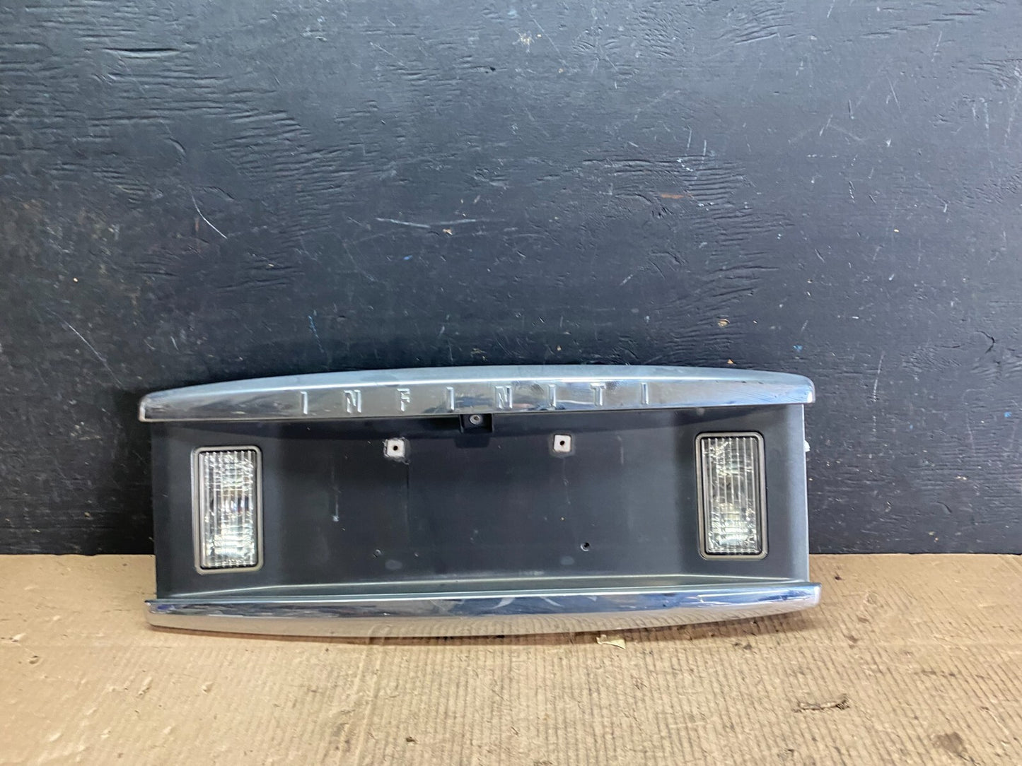 2004 to 2007 Infiniti QX56 License Plate Bracket With Camera N0845 DG0