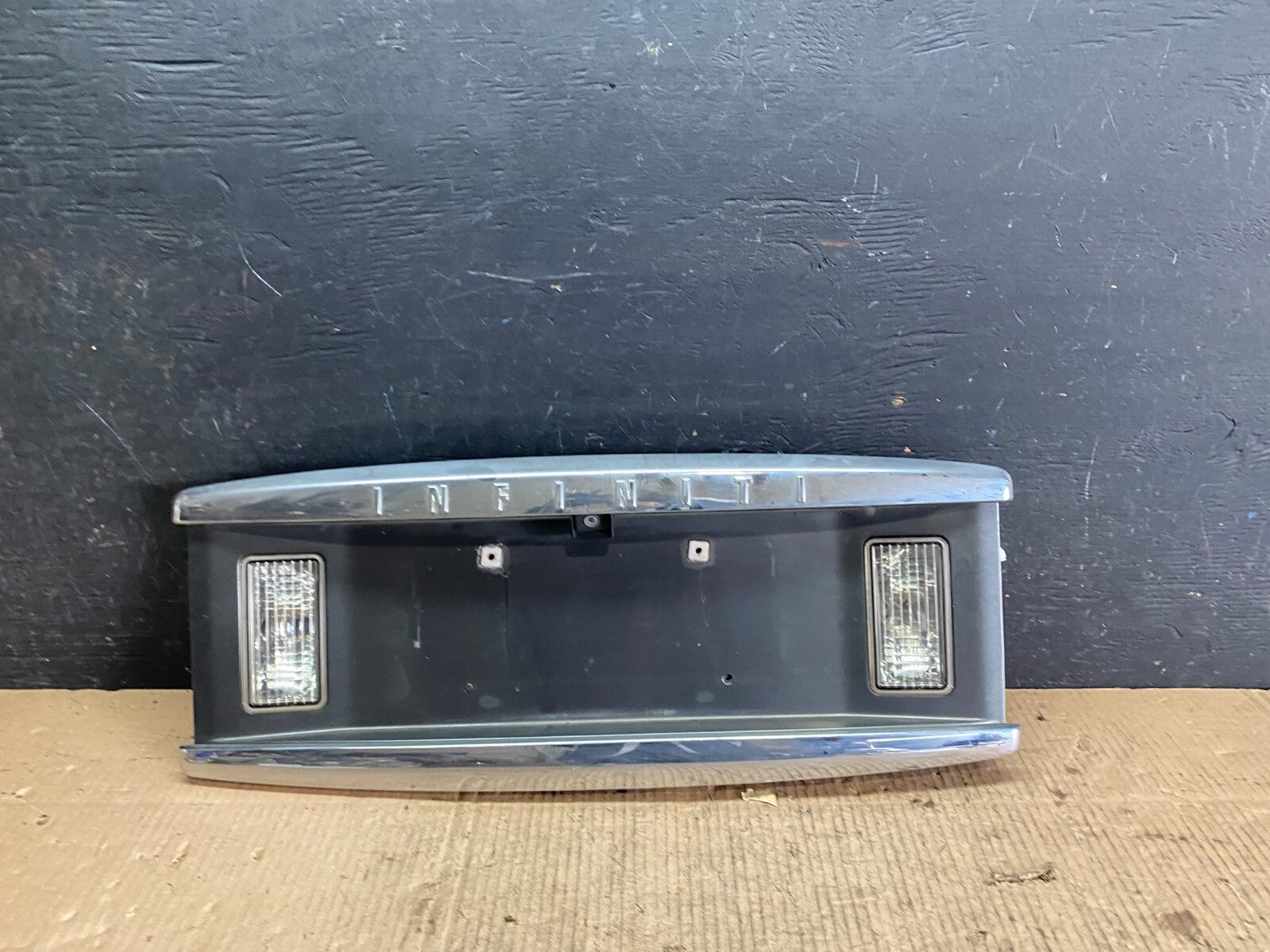 2004 to 2007 Infiniti QX56 License Plate Bracket With Camera N0845 DG0