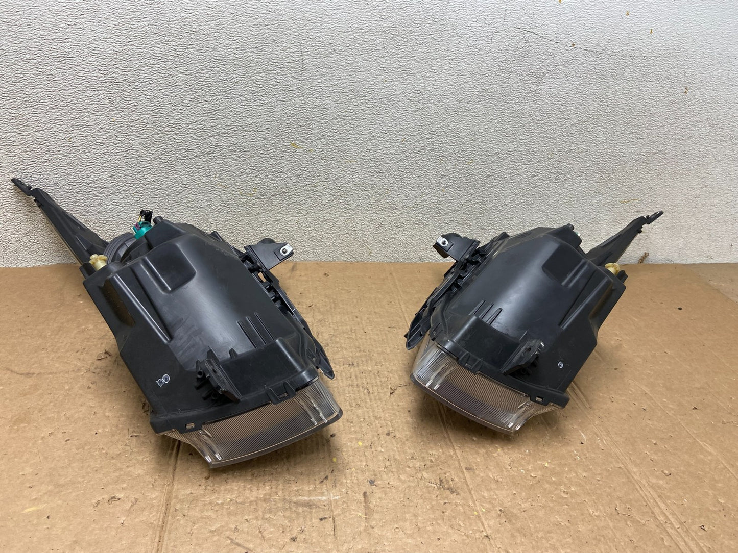 2011 to 2015 Chevrolet Cruze Halogen Left+Right Set Headlights AA35695