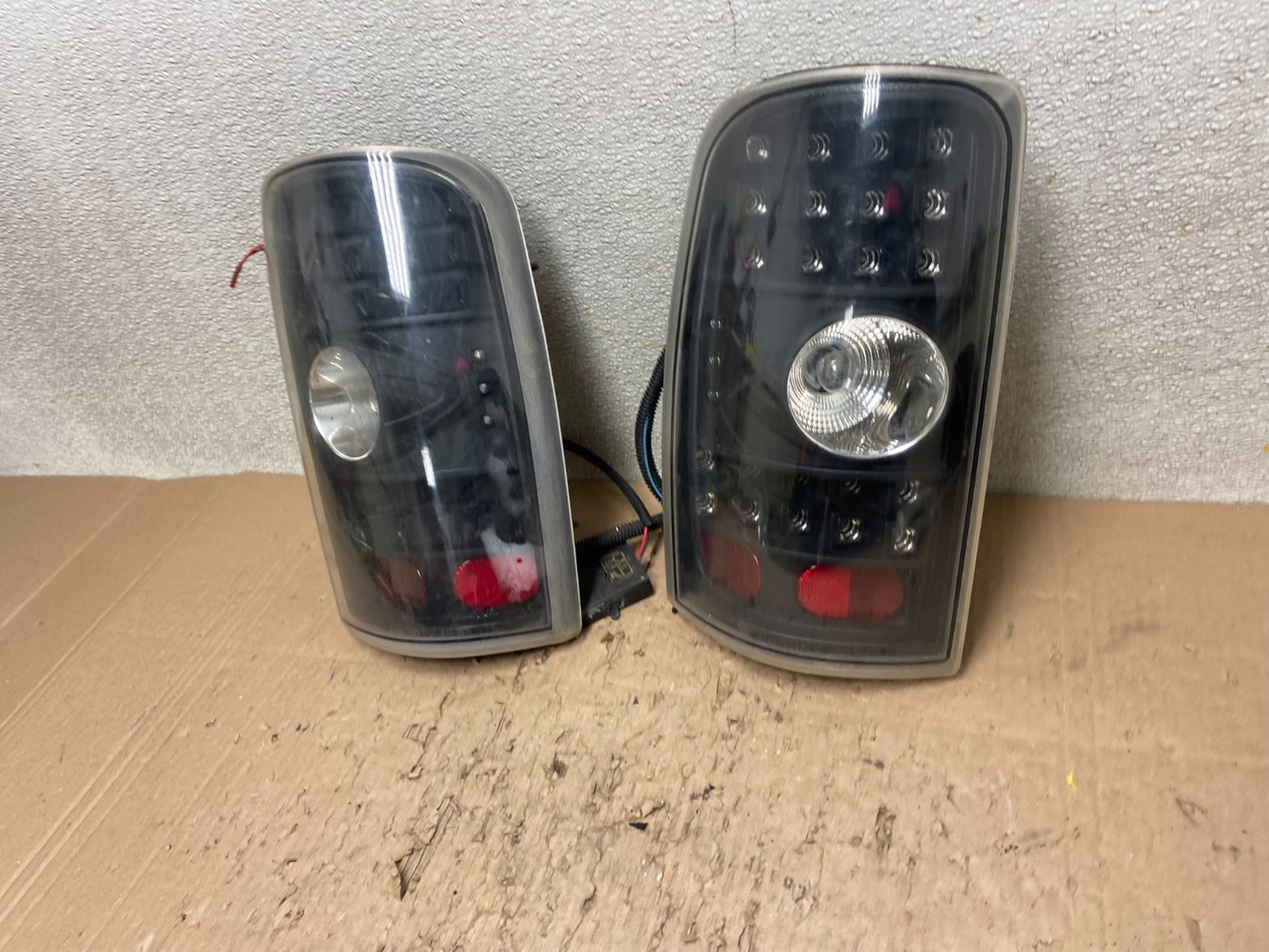 2000-2006 Chevrolet Suburban Tahoe Yukon Left+Right Set LED Tail Lights Y0772 DG1
