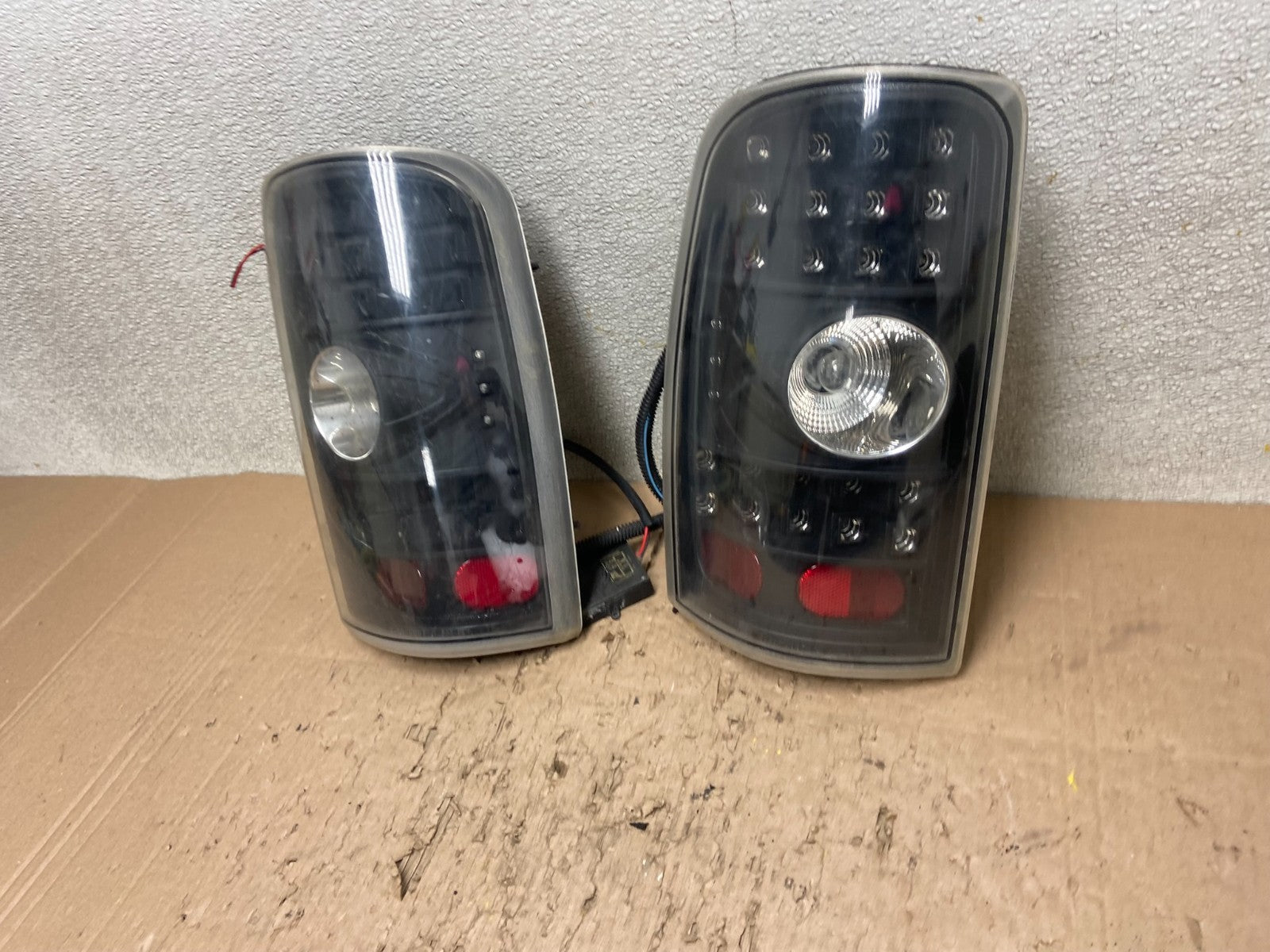 2000-2006 Chevrolet Suburban Tahoe Yukon Left+Right Set LED Tail Lights Y0772 DG1